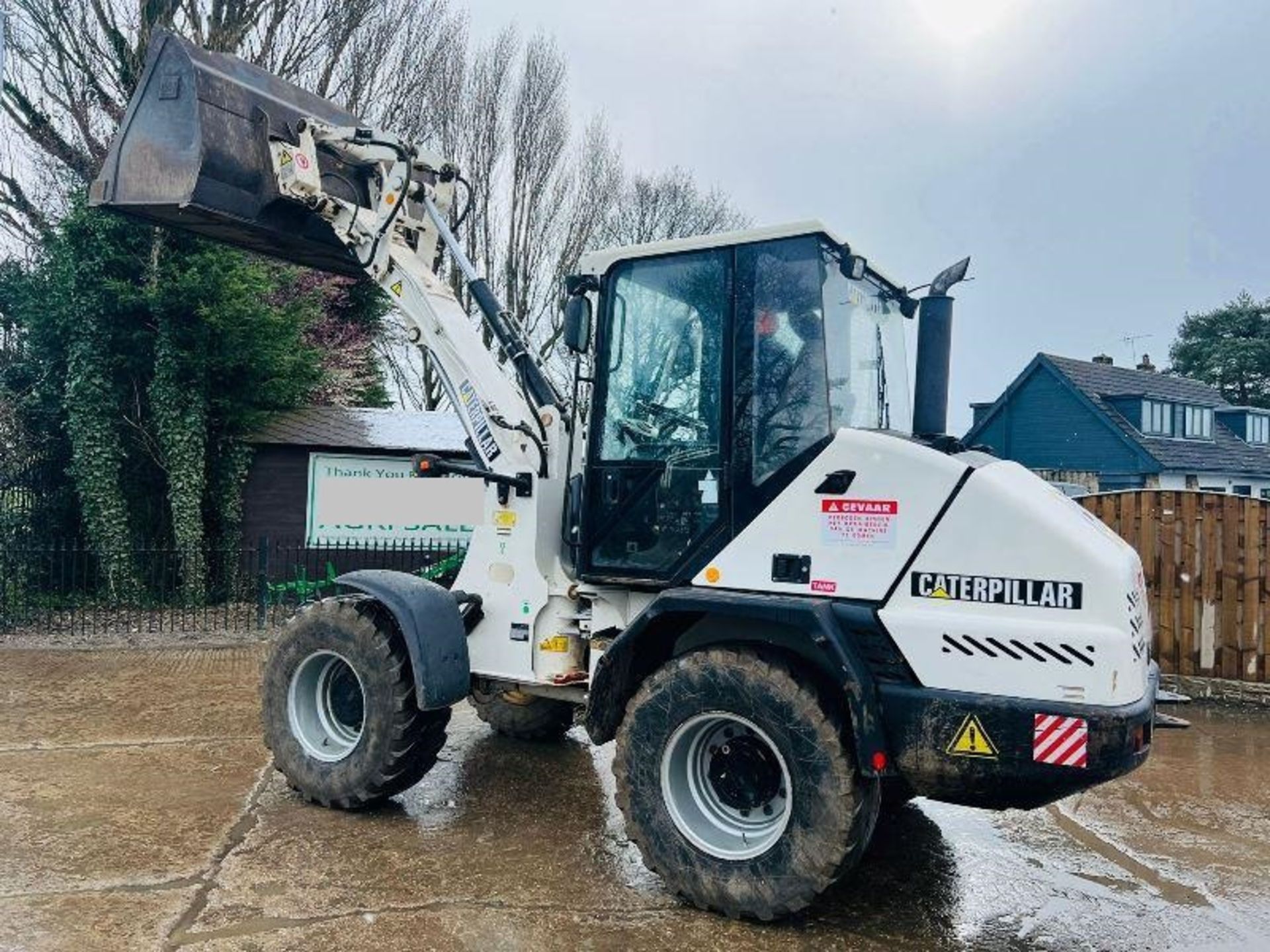 CATERPILLAR 908 4WD LOADING SHOVEL C/W BUCKET & PALLET TINES