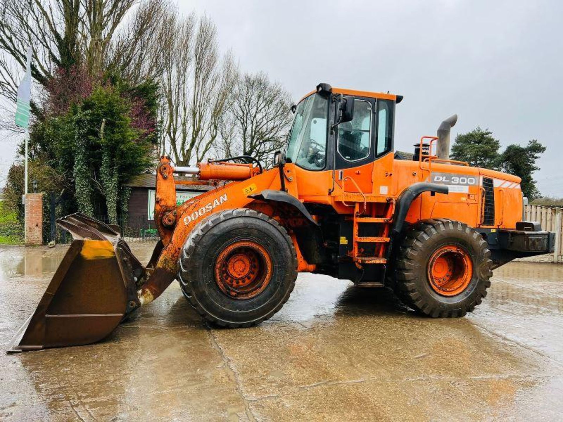 DOOSAN DL300 4WD LOADING SHOVEL C/W BUCKET & AC CABIN - Image 8 of 16