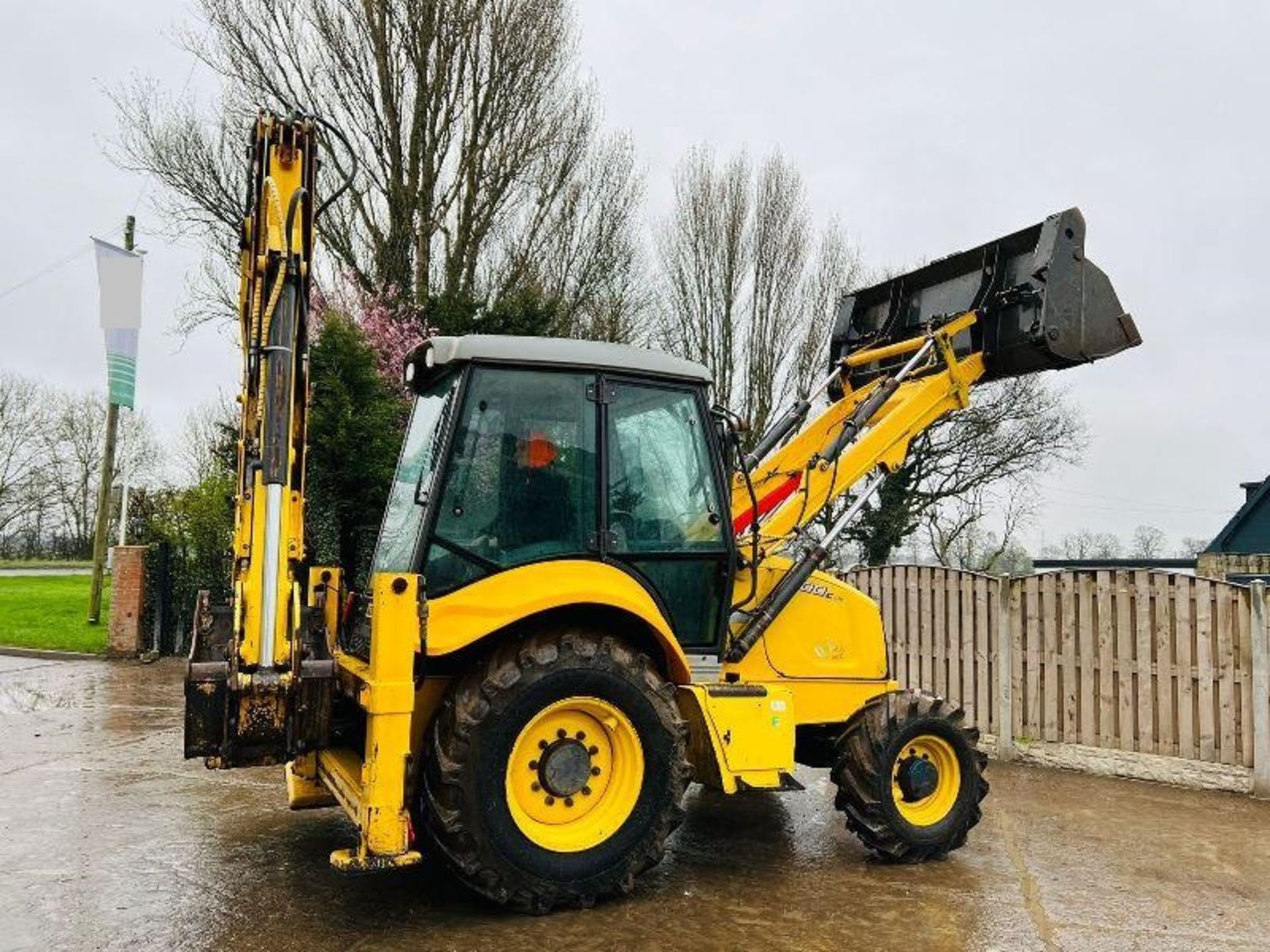 NEW HOLAND B100C 4WD BACKHOE DIGGER *YEAR 2012* C/W EXTENDING DIG - Image 3 of 17