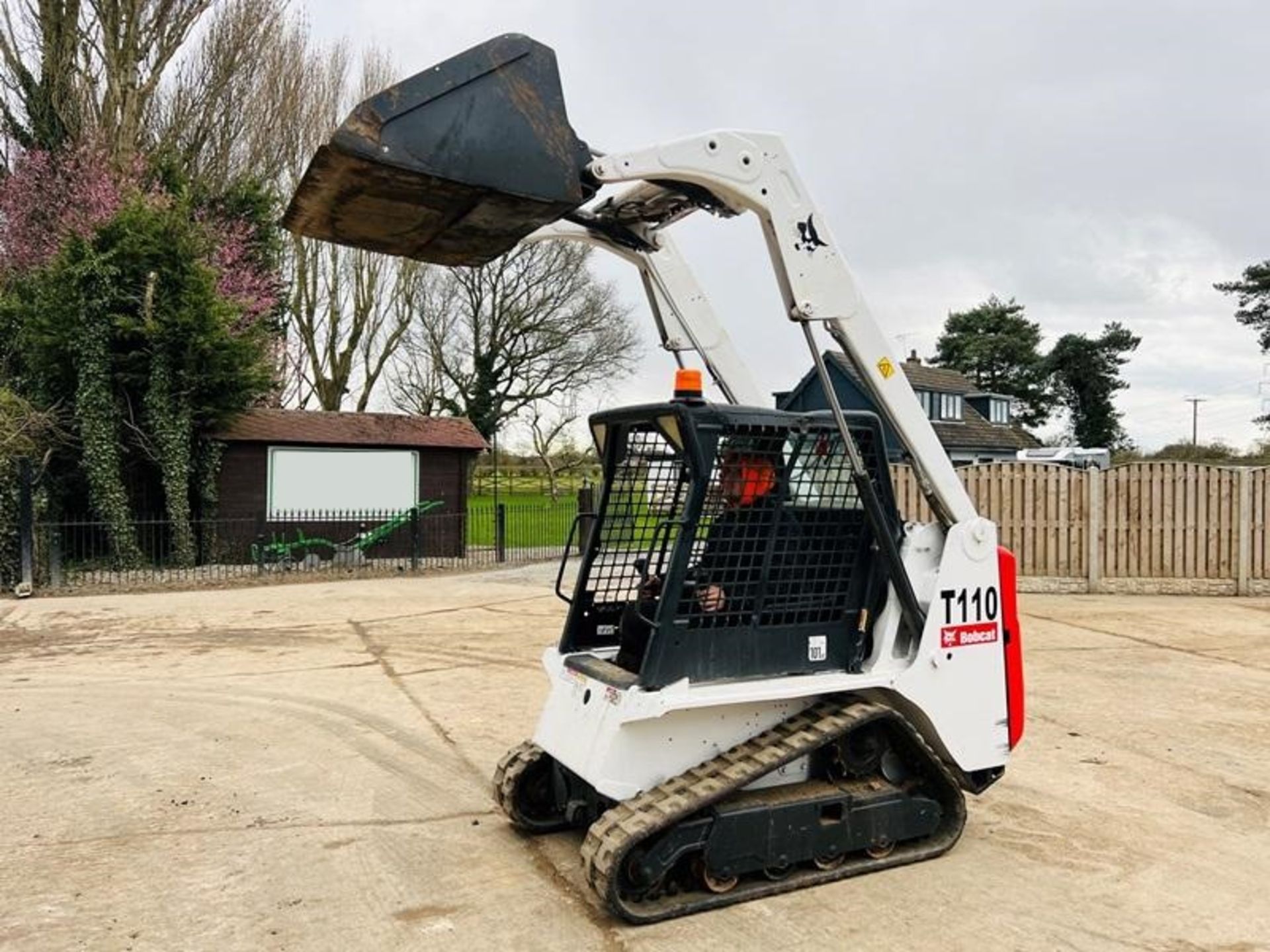 BOBCAT T110 TRACKED SKIDSTEER * YEAR 2018 * C/W BUCKET - Image 10 of 11