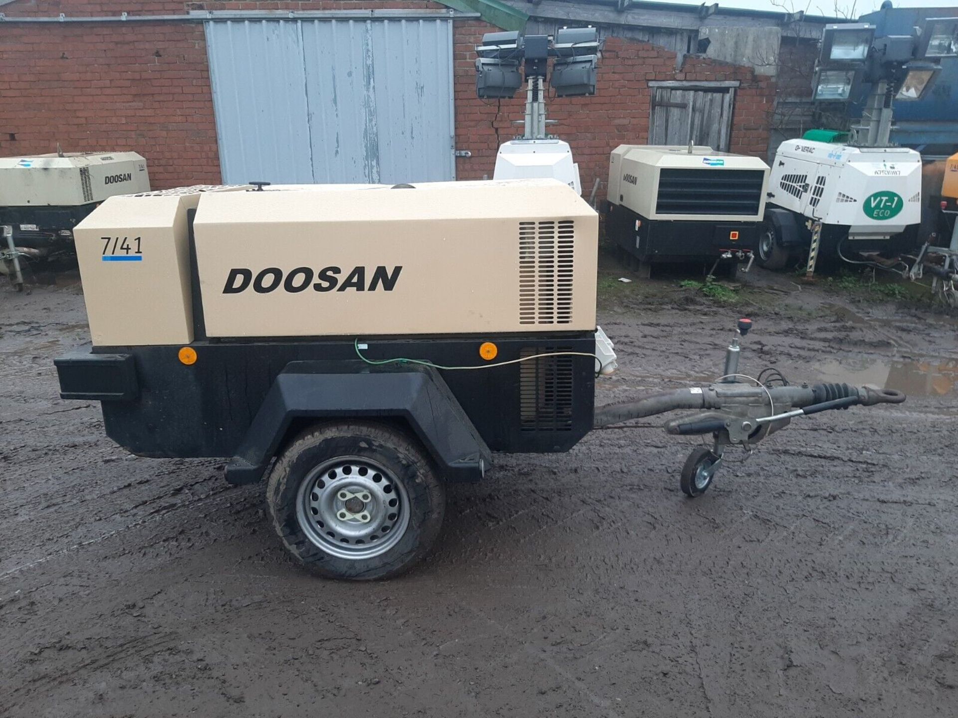 DOOSAN 7/41E DIESEL PORTABLE AIR COMPRESSOR GENERATOR - Image 4 of 8