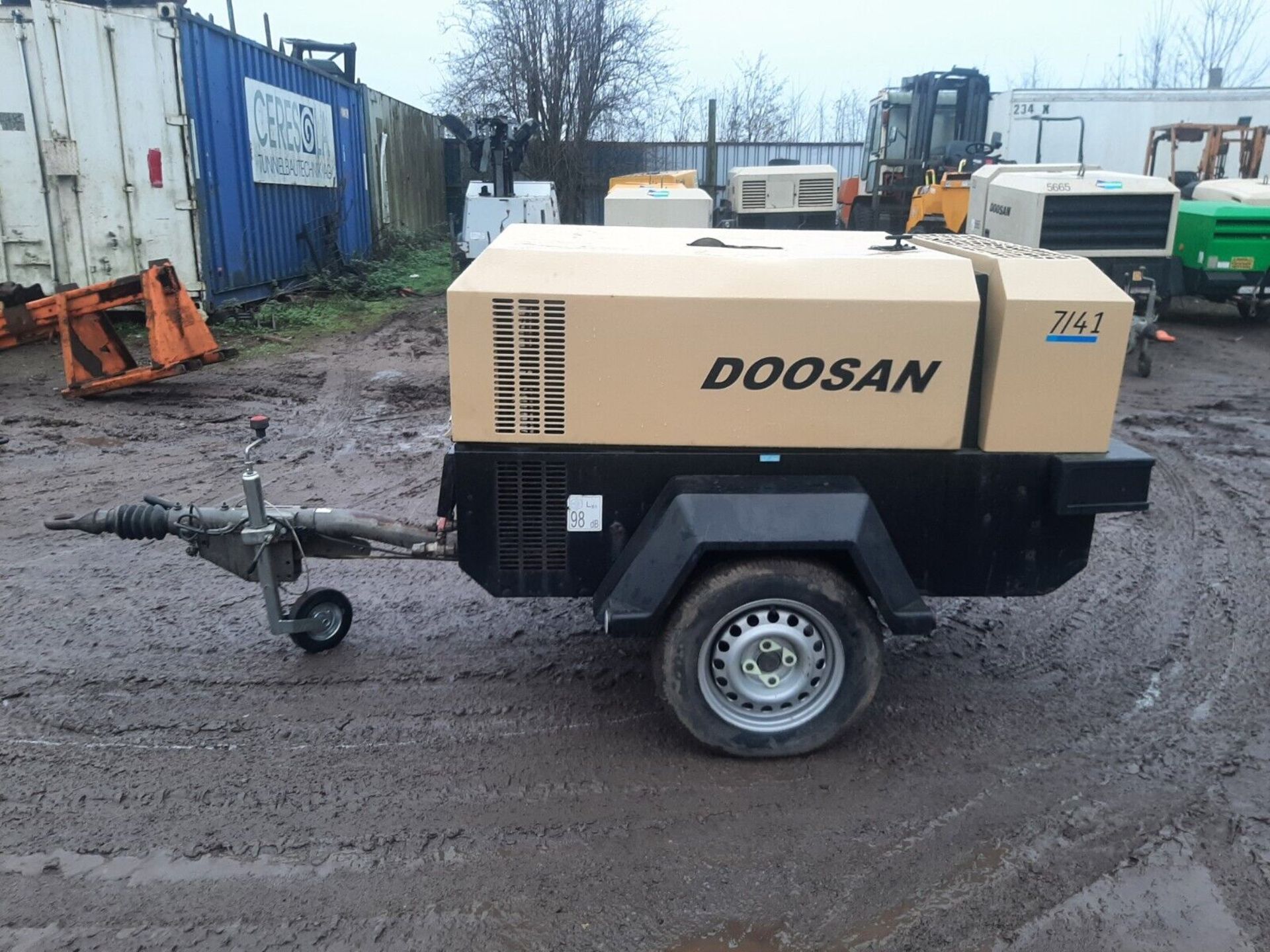 DOOSAN 7/41E DIESEL PORTABLE AIR COMPRESSOR GENERATOR - Image 2 of 8