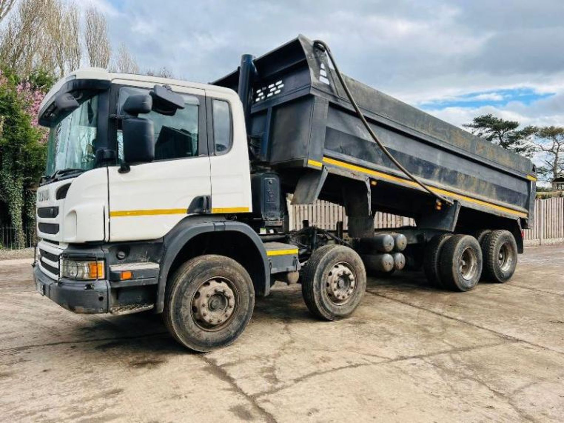SCANIA P400 8X4 DOUBLE DRIVE TIPPER * YEAR 2013 * C/W EASY SHEET - Image 2 of 19