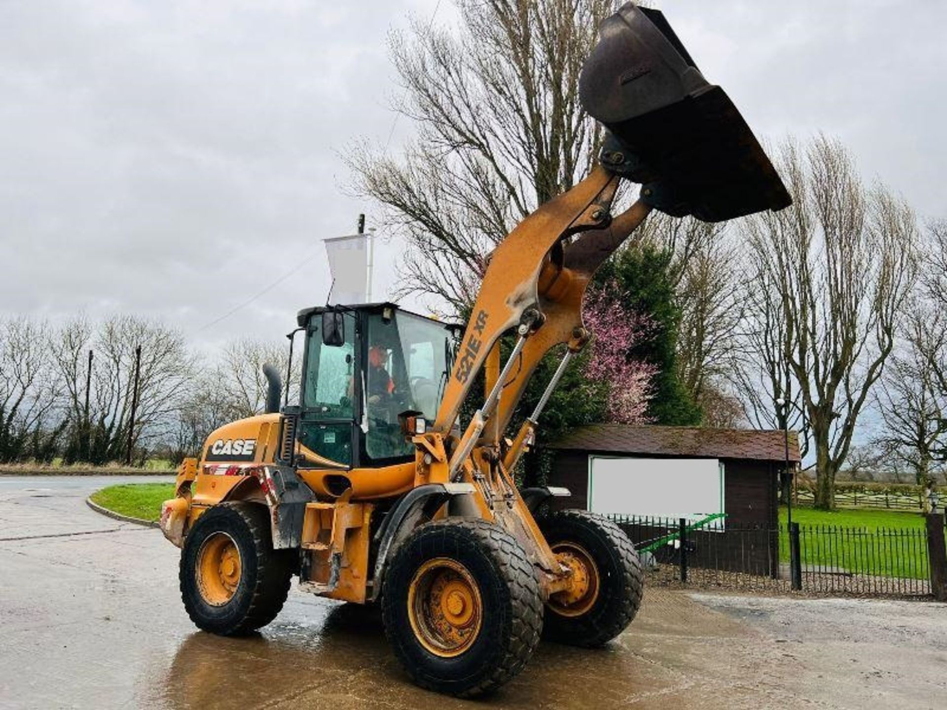 CASE 521E XR 4WD LOADING SHOVEL * YEAR 2009 * C/W BUCKET - Image 9 of 15