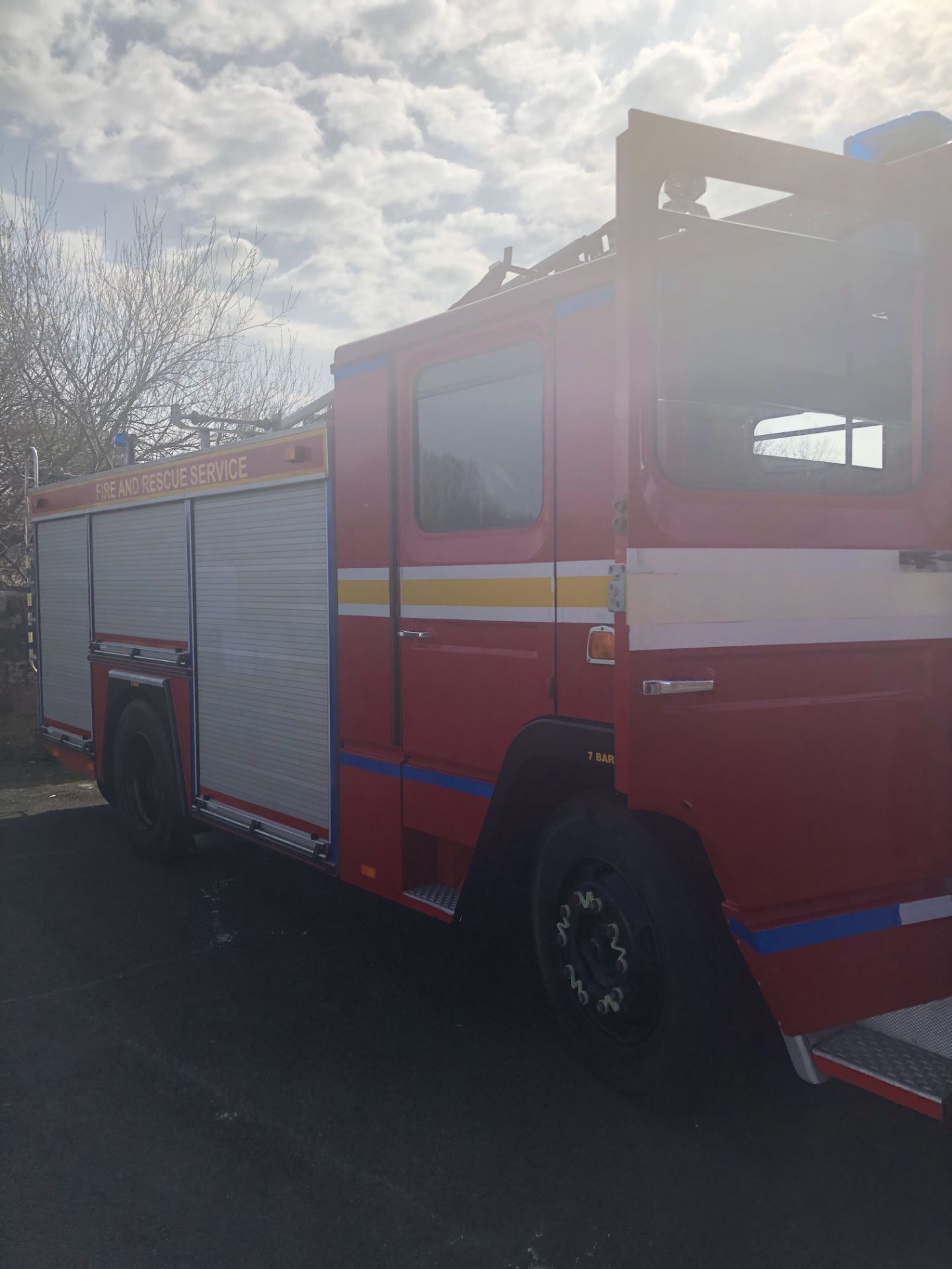 DENNIS FIRE ENGINE TRUCK - Image 3 of 9