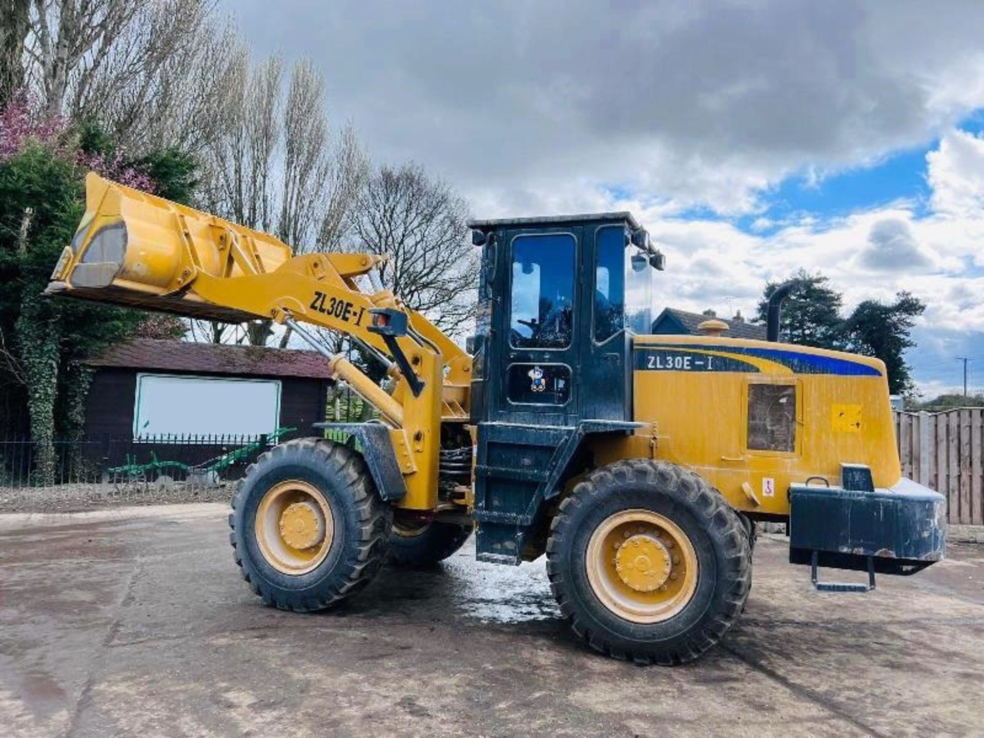 SEM ZL30E-1 4WD LOADING SHOVEL C/W BUCKET - Image 2 of 19