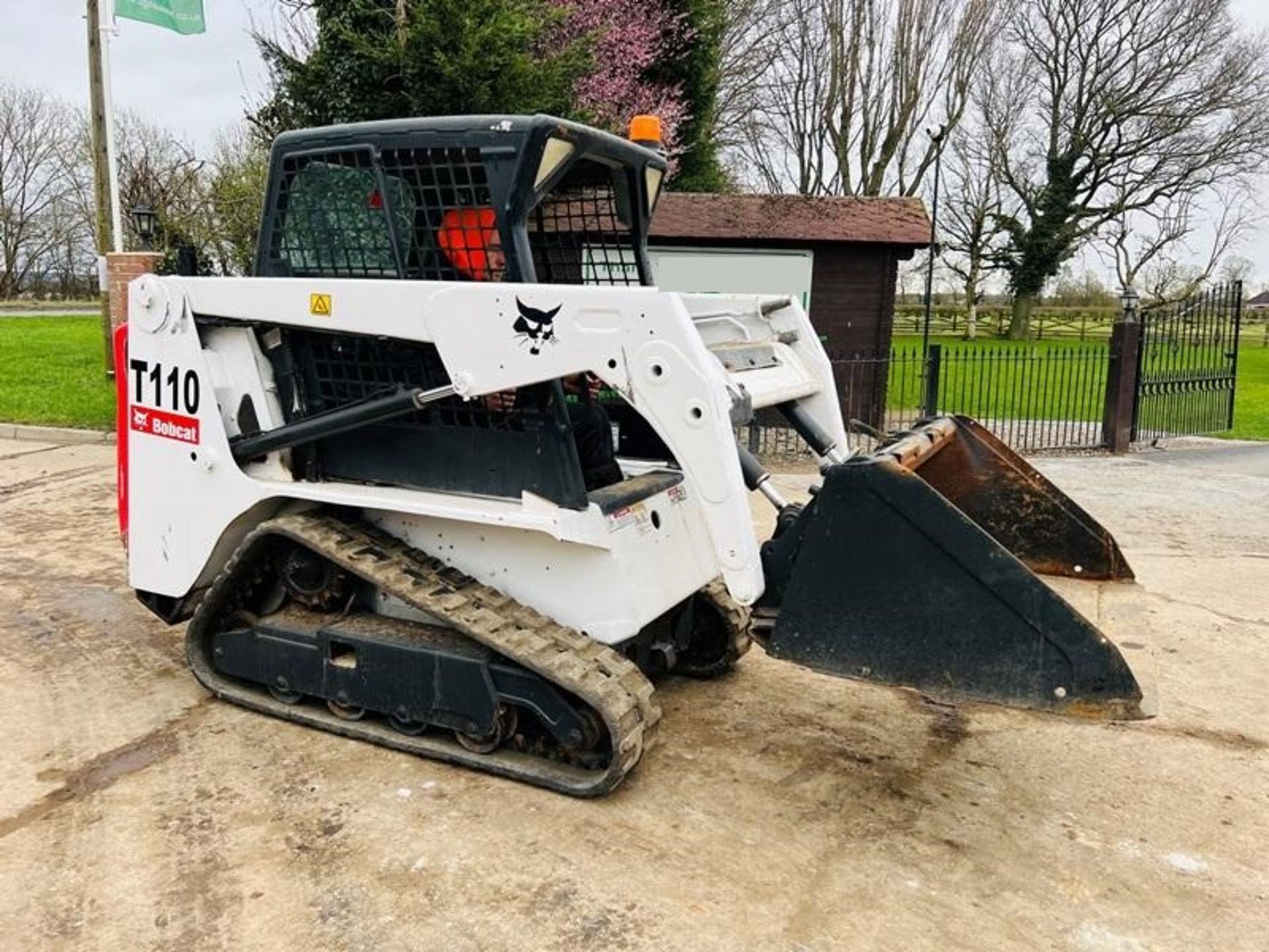 BOBCAT T110 TRACKED SKIDSTEER * YEAR 2018 * C/W BUCKET - Image 8 of 11