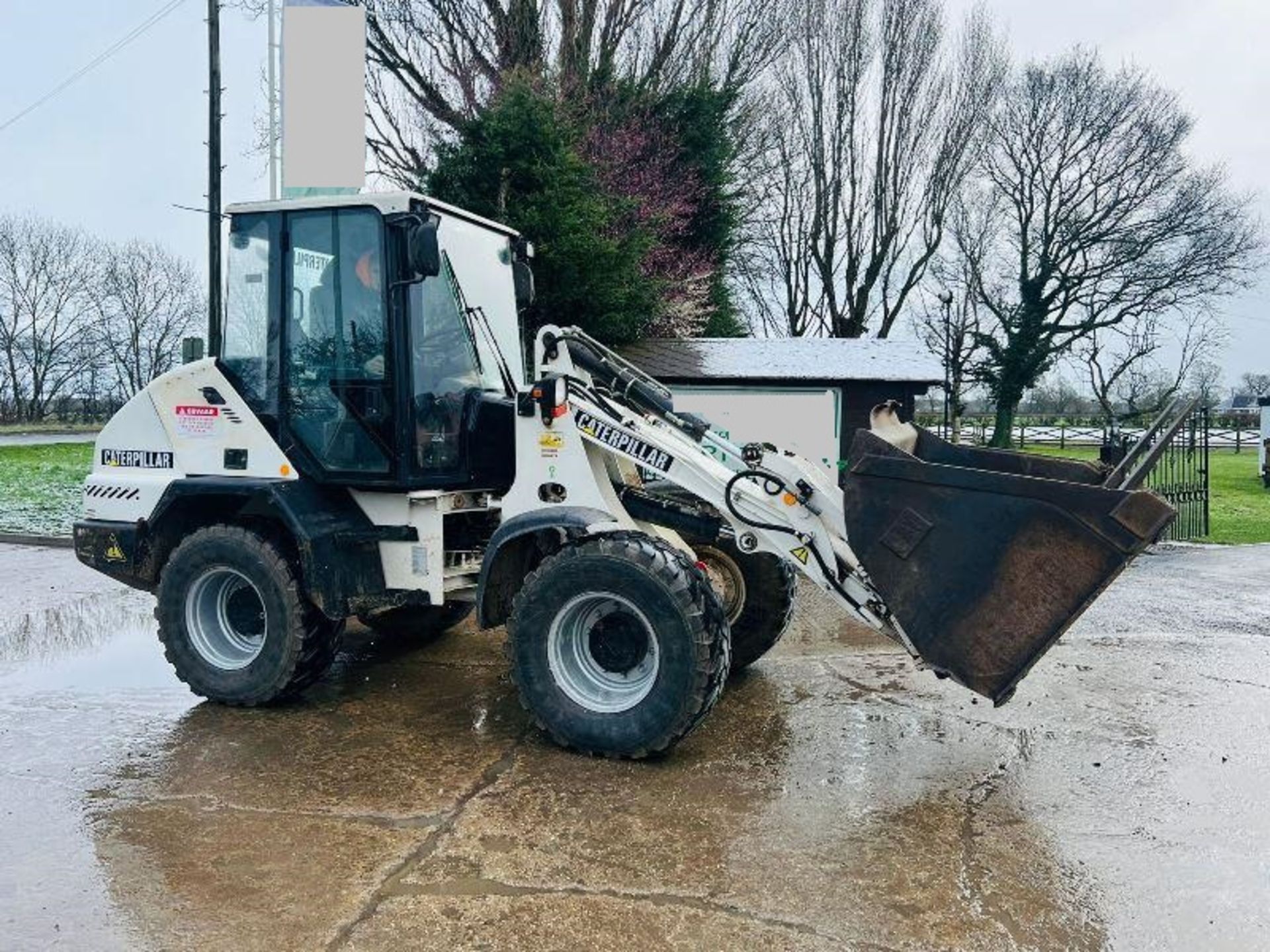 CATERPILLAR 908 4WD LOADING SHOVEL C/W BUCKET & PALLET TINES - Image 2 of 19