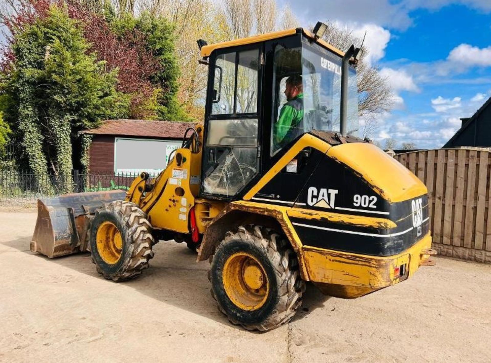 CATERPILLAR 902 4WD LOADING SHOVEL C/W BUCKET AND TINES - Image 4 of 16