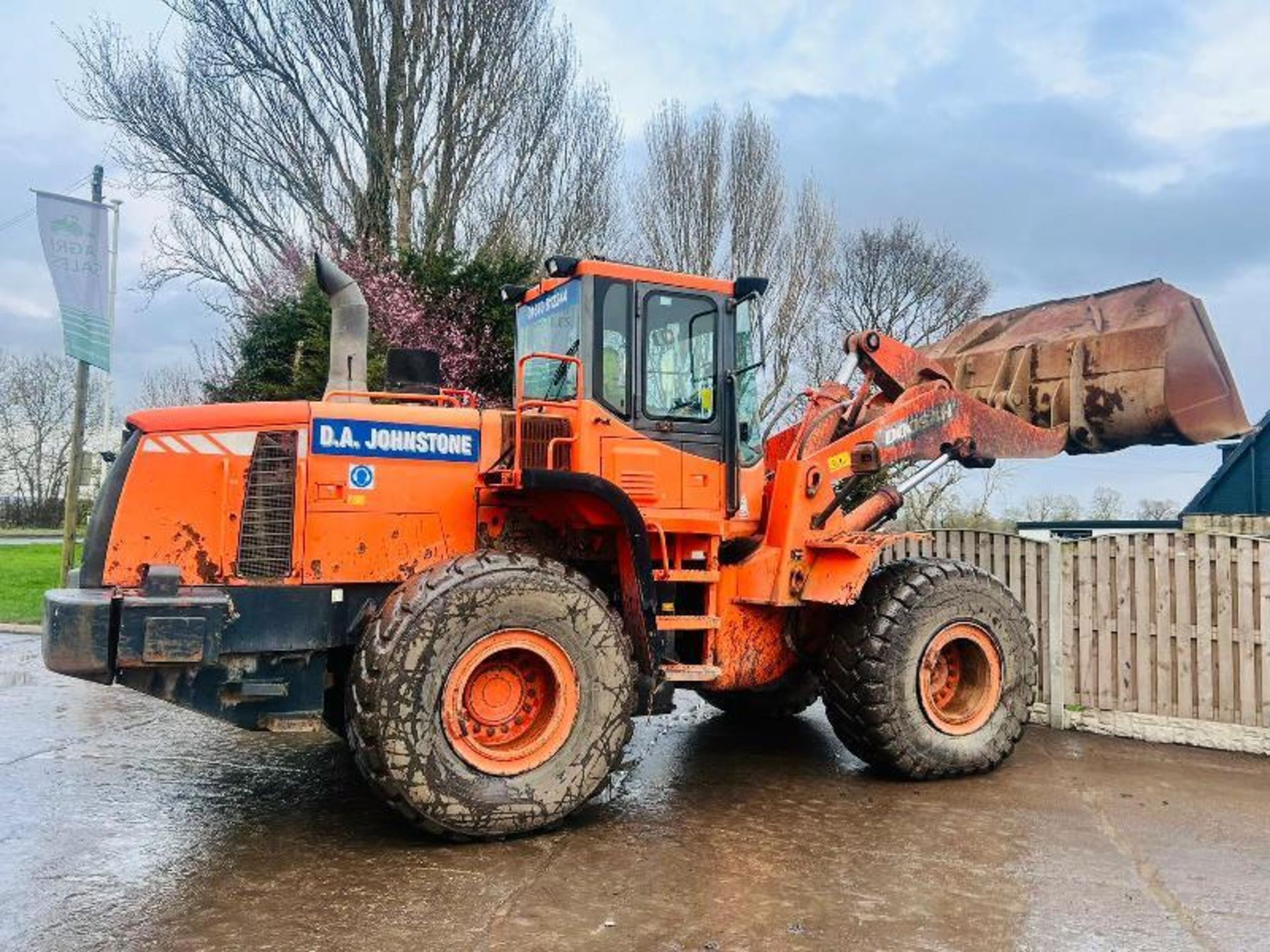 DOOSAN DL300 4WD LOADING SHOVEL * YEAR 2011 * C/W BUCKET - Image 18 of 19