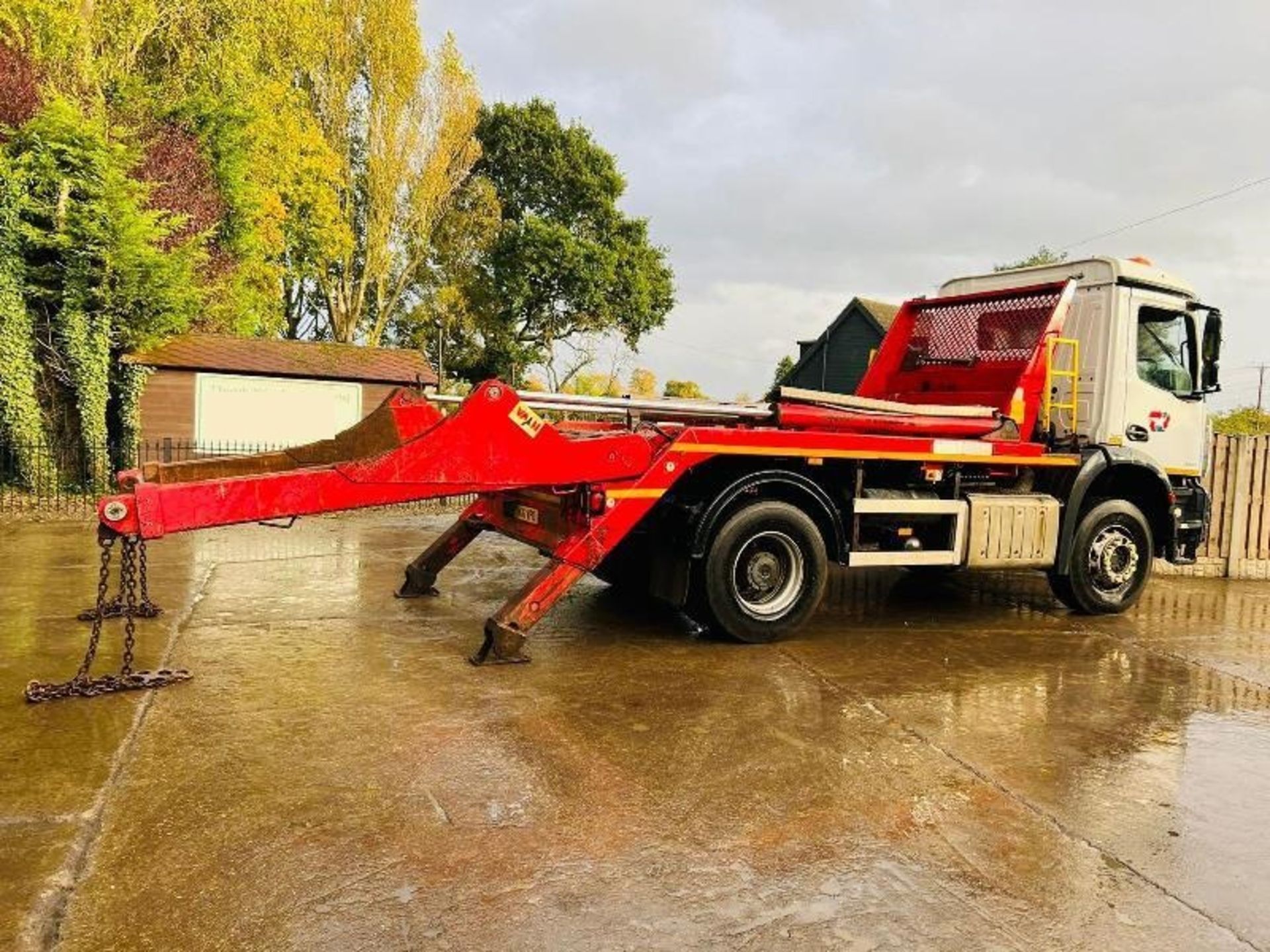 MERCEDES AROCS EURO 6 4X2 SKIP LORRY * YEAR 2016 * C/W HYVA LIFT & SUPPORT LEGS - Image 6 of 20