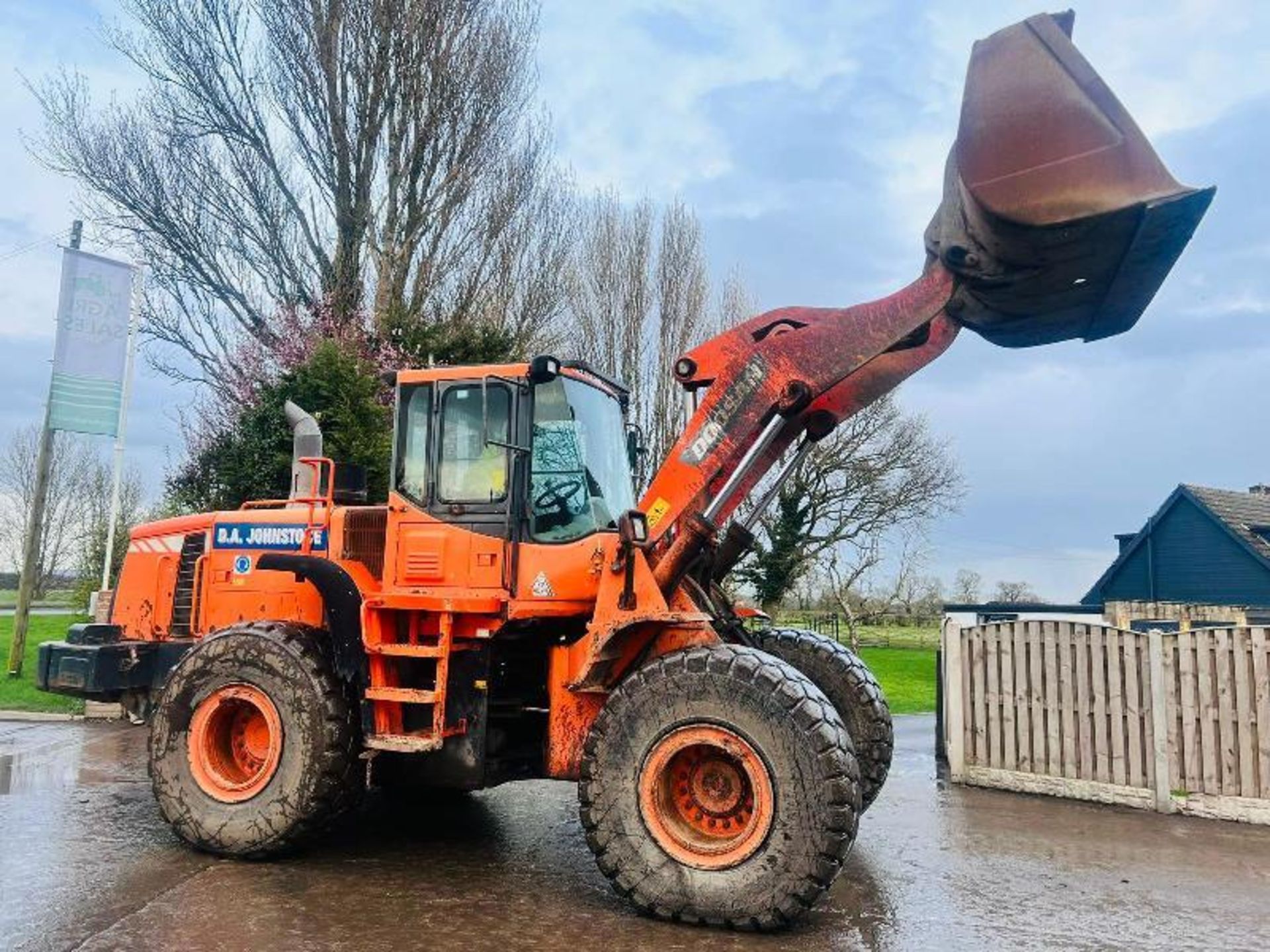 DOOSAN DL300 4WD LOADING SHOVEL * YEAR 2011 * C/W BUCKET - Image 2 of 19