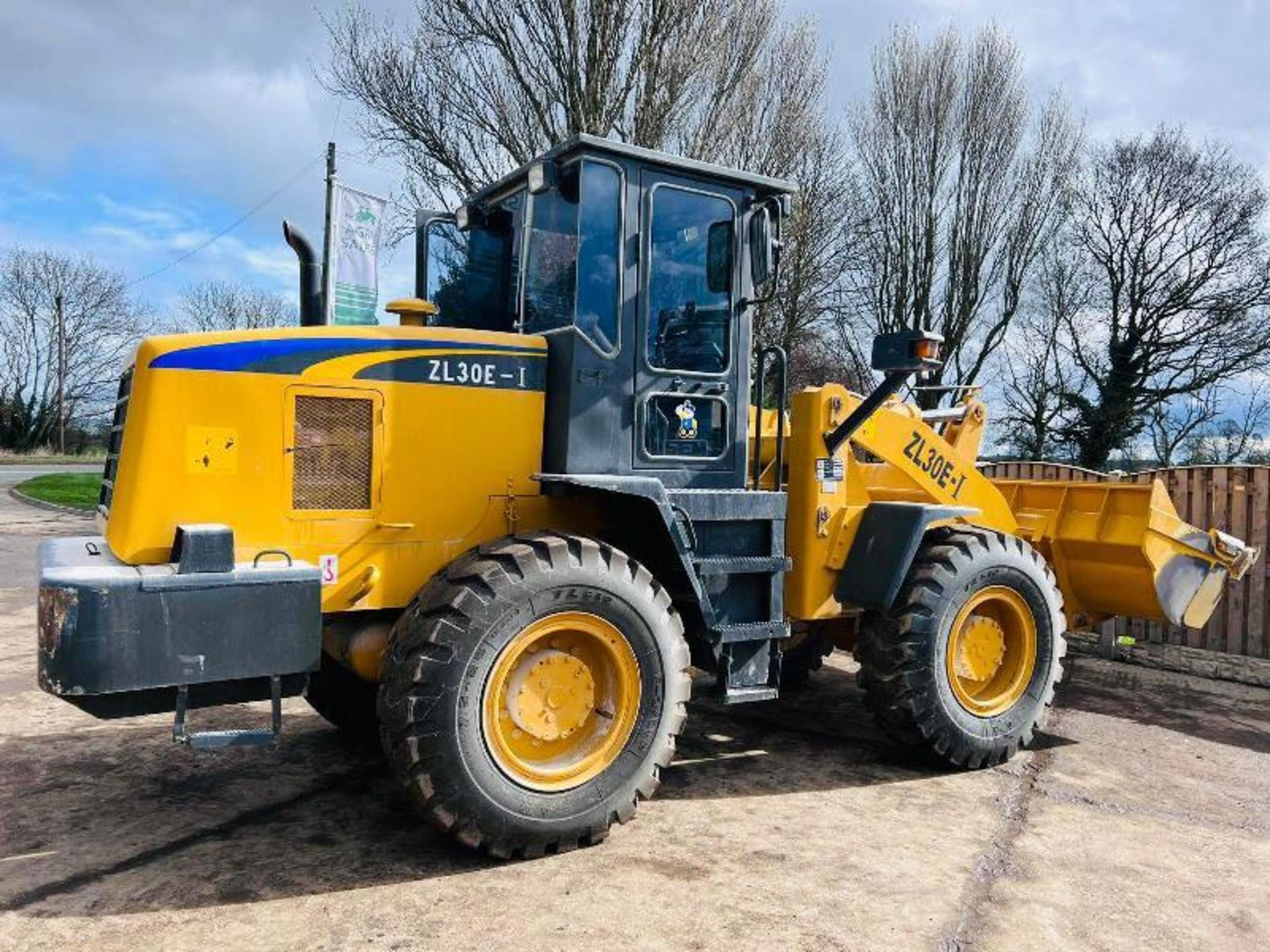 SEM ZL30E-1 4WD LOADING SHOVEL C/W BUCKET