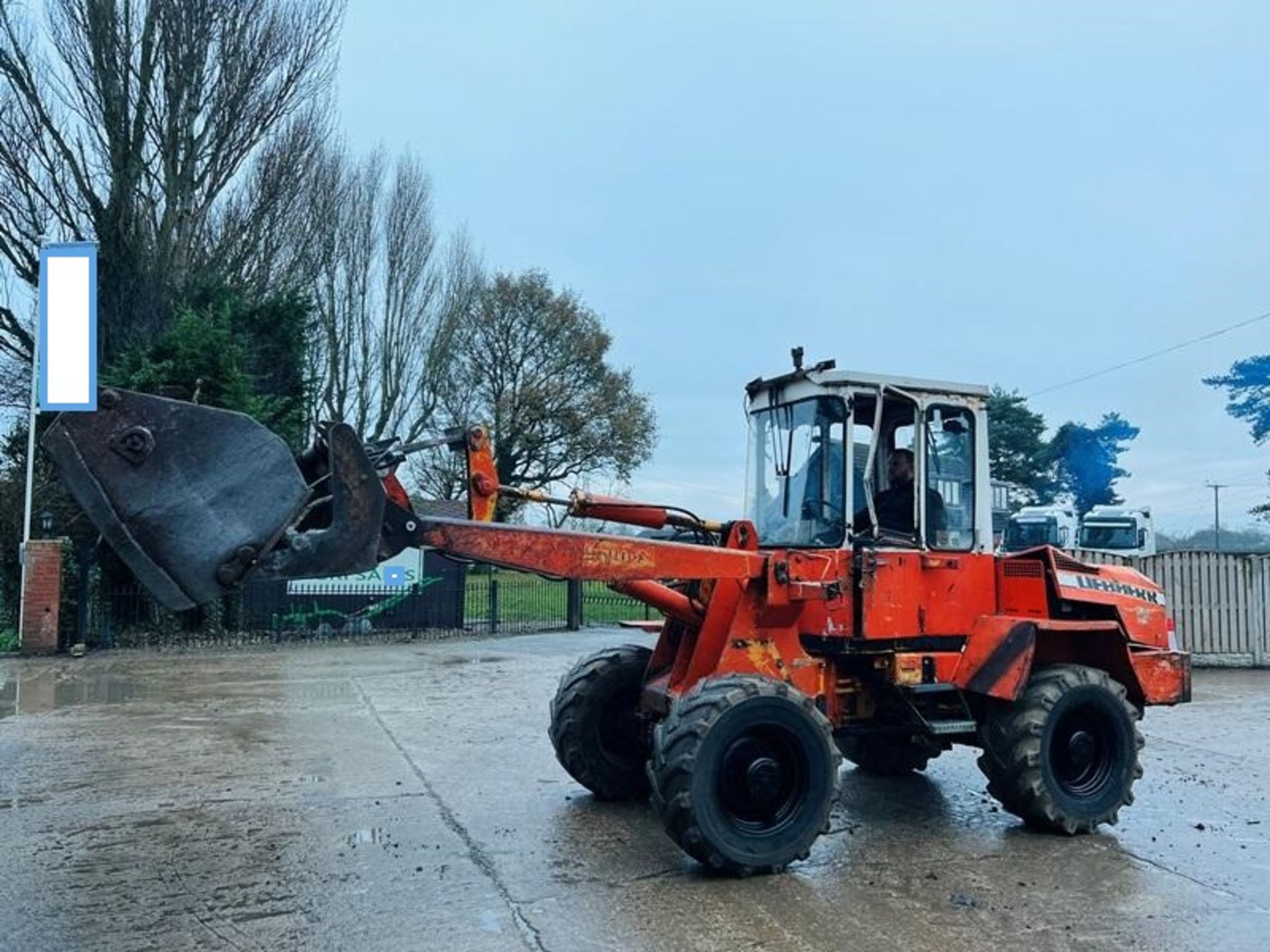 LIEBHERR L508 4WD LOADING SHOVEL C/W TOE TIP BUCKET - Image 3 of 10