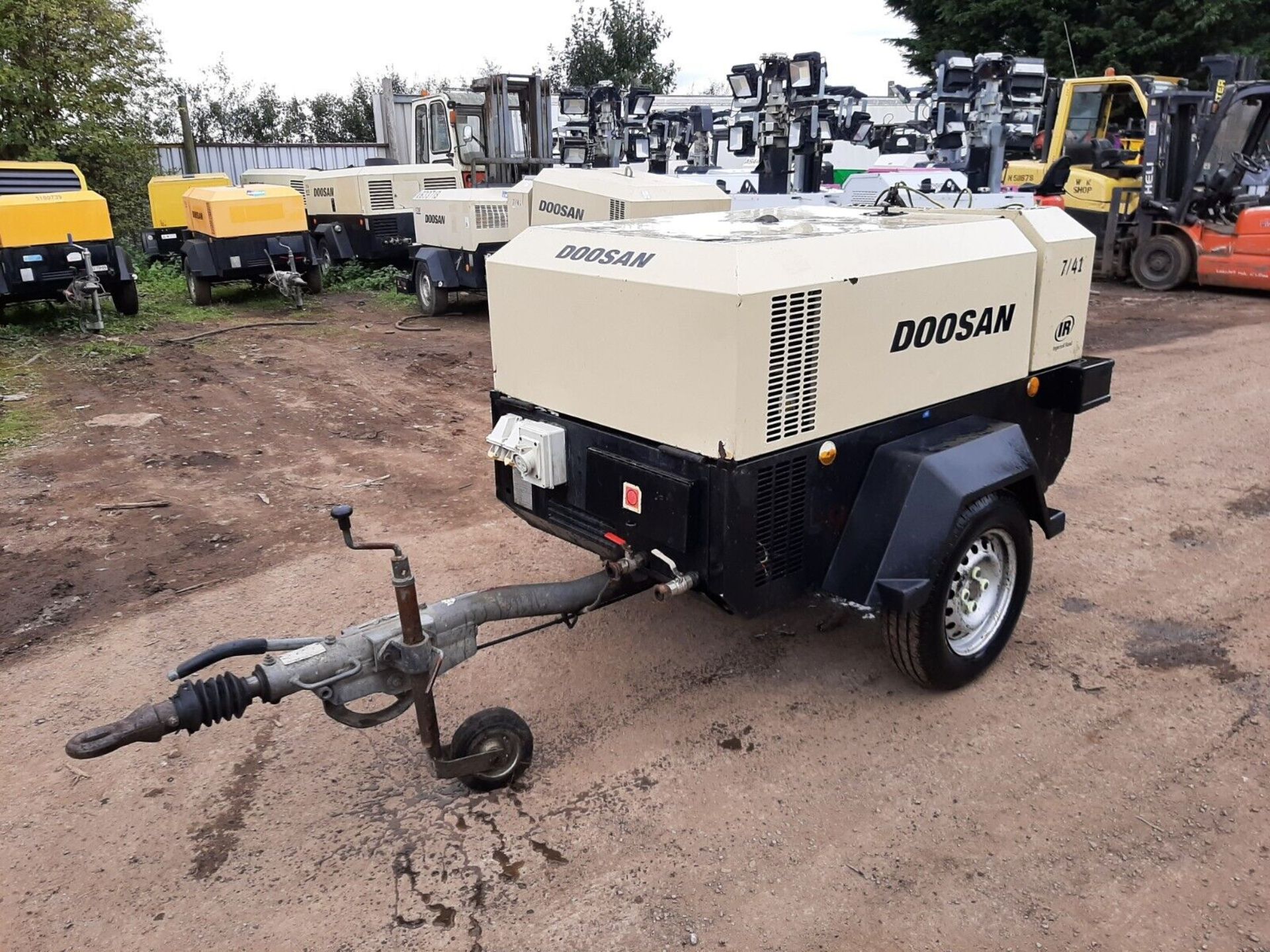 DOOSAN 7/41E DIESEL PORTABLE AIR COMPRESSOR GENERATOR - Image 2 of 8