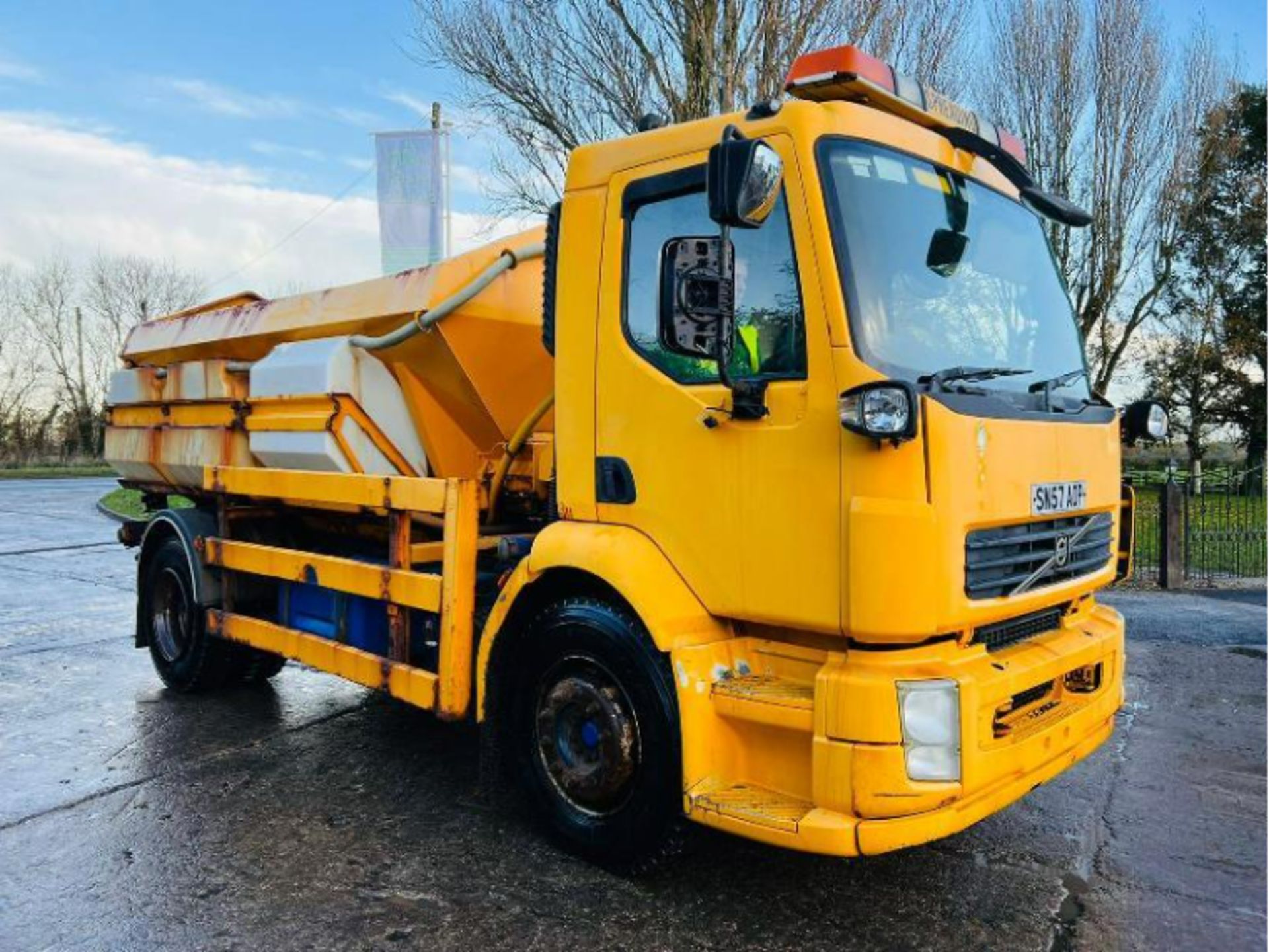 VOLVO FL240 4X2 SALT GRIT SPREADER LORRY C/W MANUAL GEAR BOX - Image 2 of 16