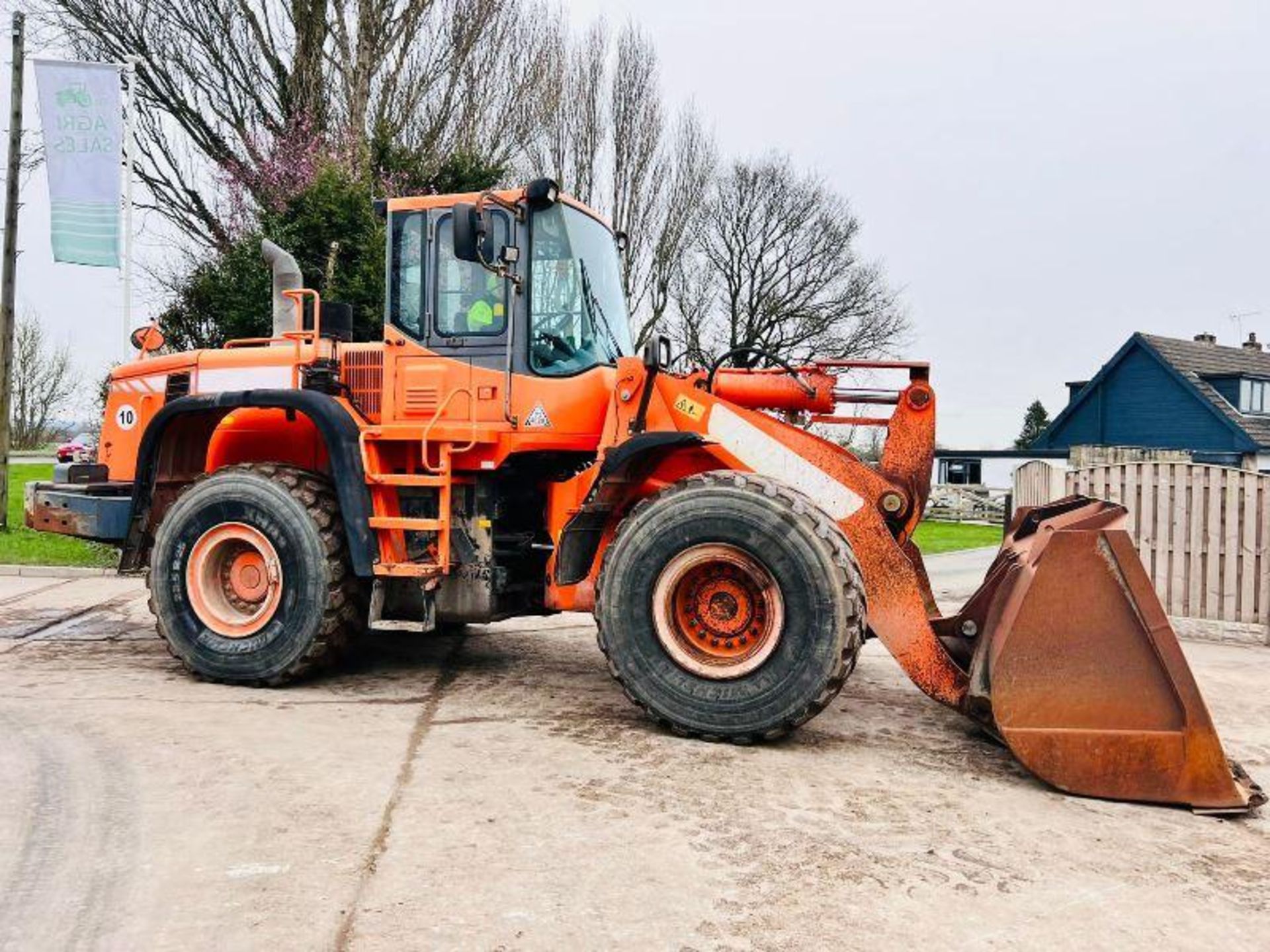 DOOSAN DL350 4WD LOADING SHOVEL *YEAR 2012* C/W BUCKET & AC CABIN - Image 9 of 20