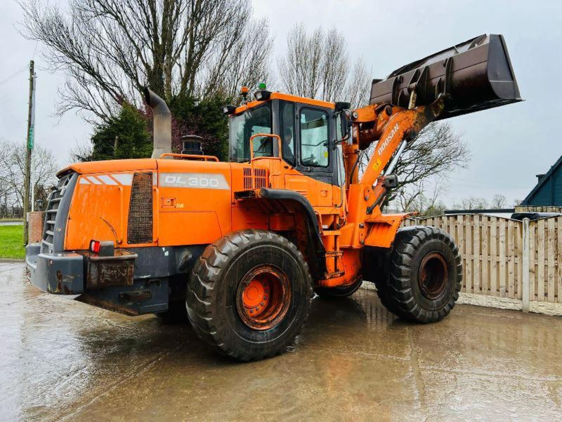 DOOSAN DL300 4WD LOADING SHOVEL C/W BUCKET & AC CABIN - Image 6 of 16