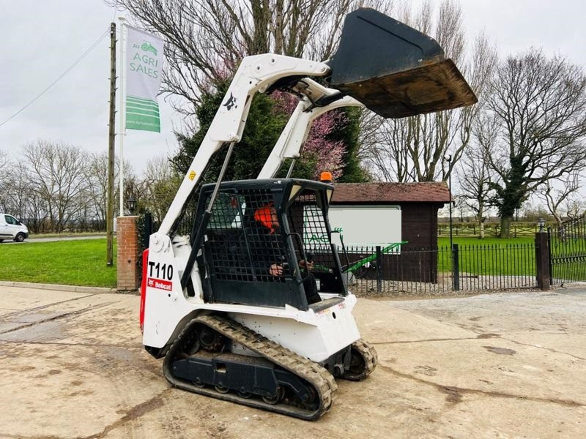 BOBCAT T110 TRACKED SKIDSTEER * YEAR 2018 * C/W BUCKET - Image 9 of 11