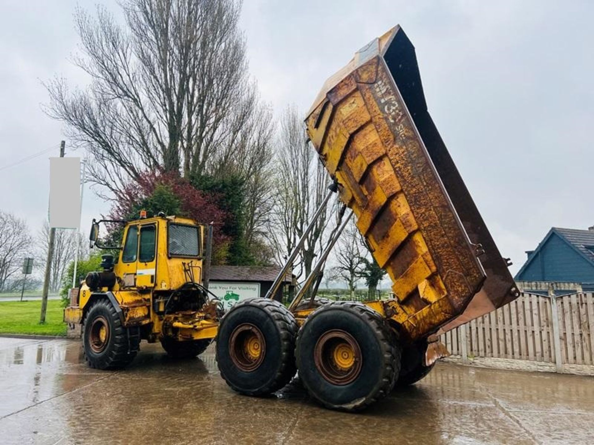 MOXY MT30 6X6 ARTICULATED DUMP TRUCK C/W HYDRAULIC STRAIGHT TIP - Image 2 of 11