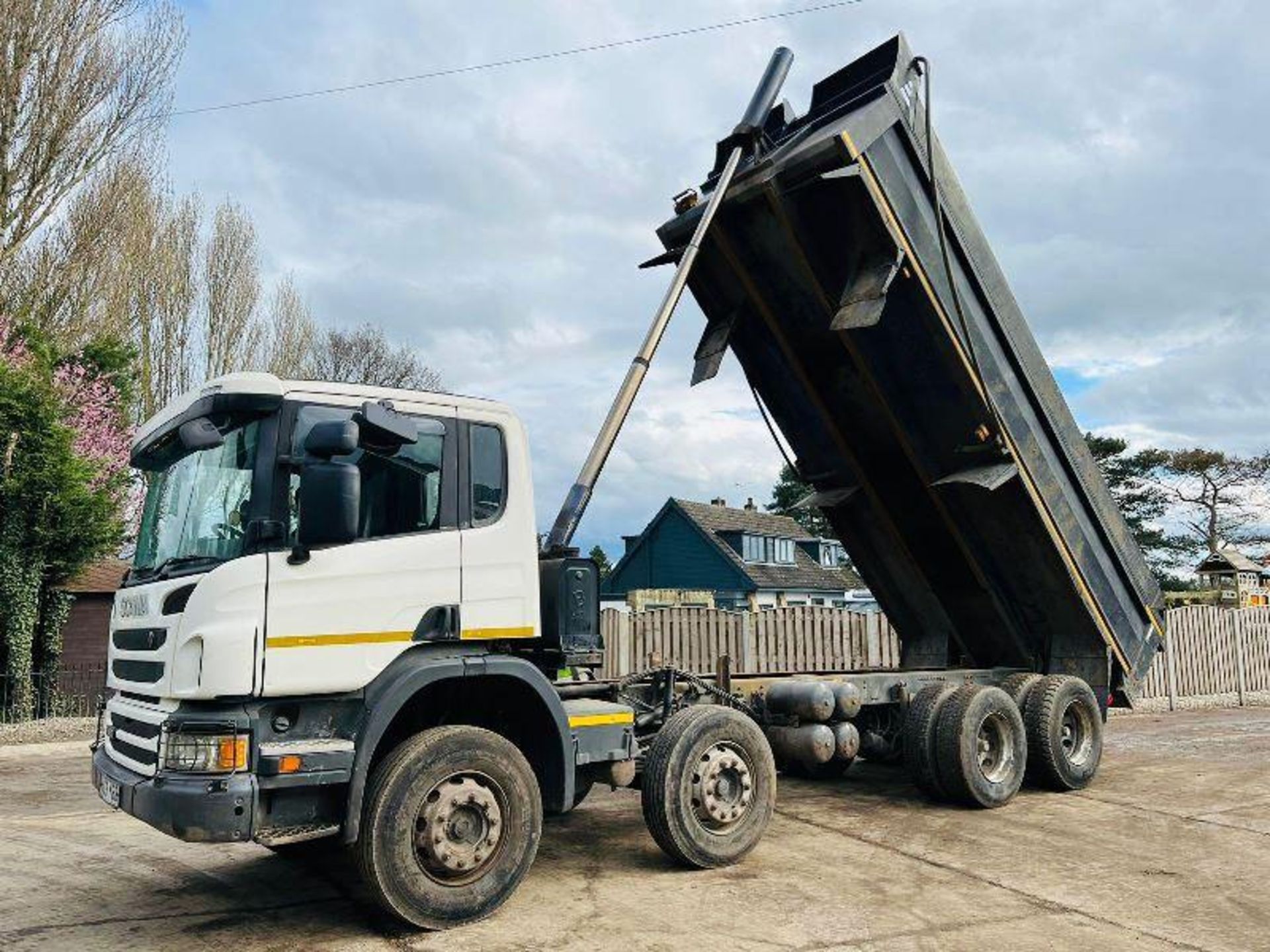 SCANIA P400 8X4 DOUBLE DRIVE TIPPER * YEAR 2013 * C/W EASY SHEET - Image 3 of 19