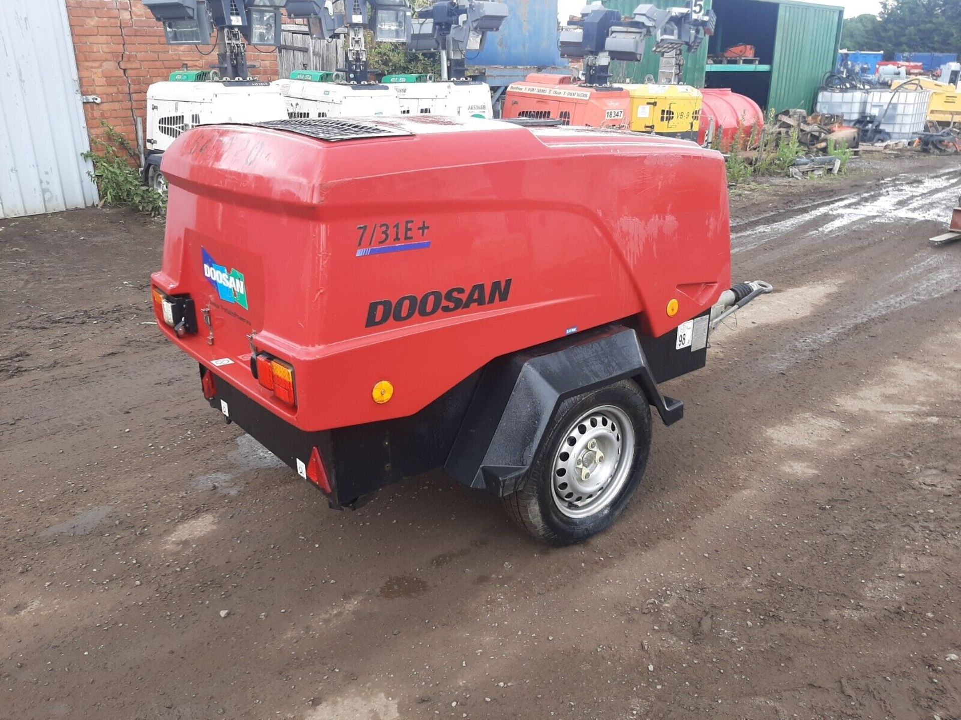 DOOSAN INGERSOLL RAND 7/31E DIESEL PORTABLE AIR COMPRESSOR WITH 110V GENERATOR - Image 4 of 7