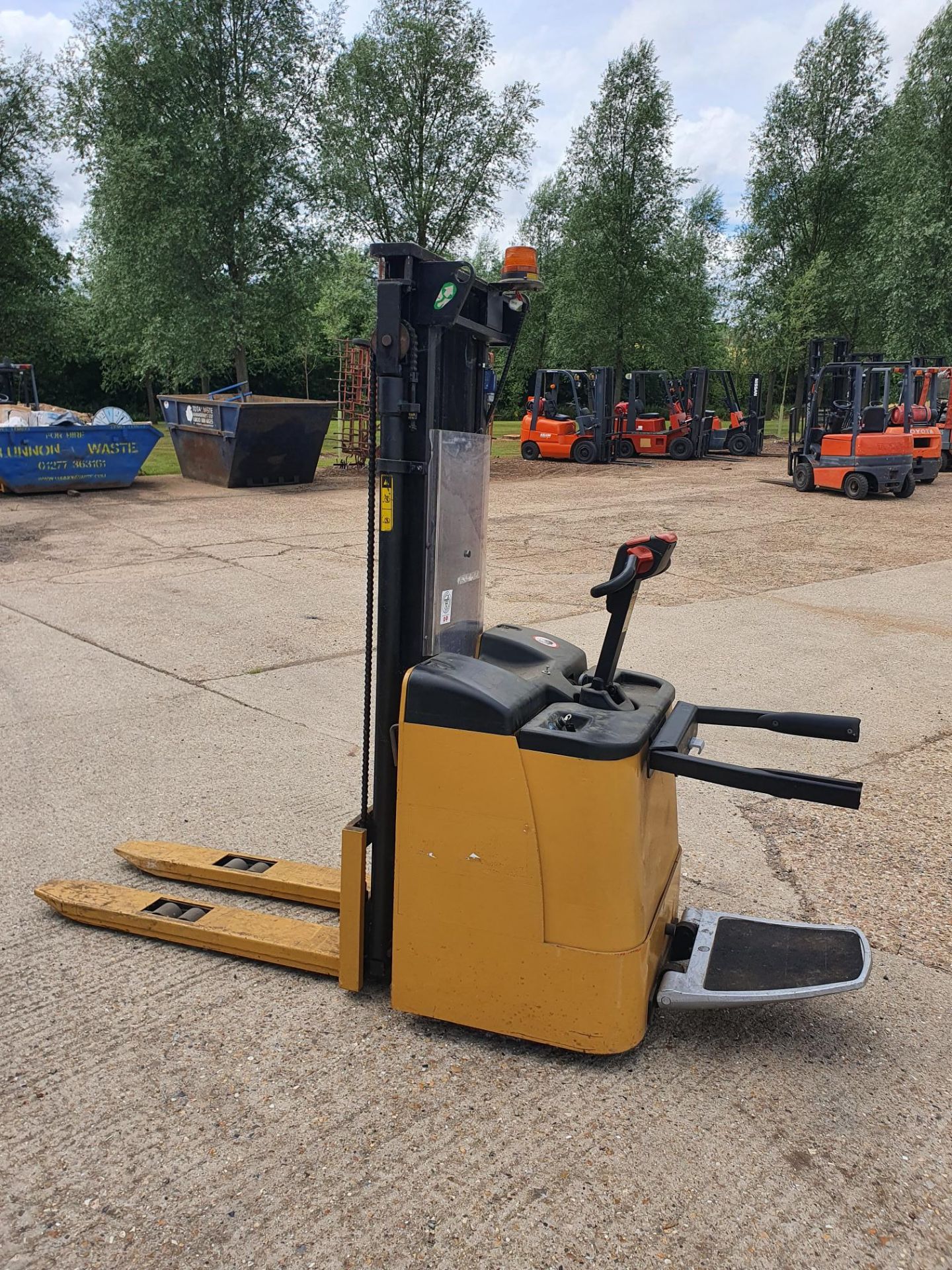 CATERPILLER ELECTRIC STACKER TRUCK - Image 12 of 12