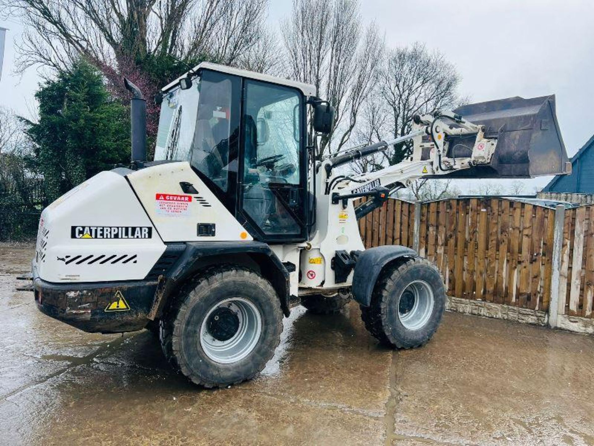 CATERPILLAR 908 4WD LOADING SHOVEL C/W BUCKET & PALLET TINES - Image 7 of 19