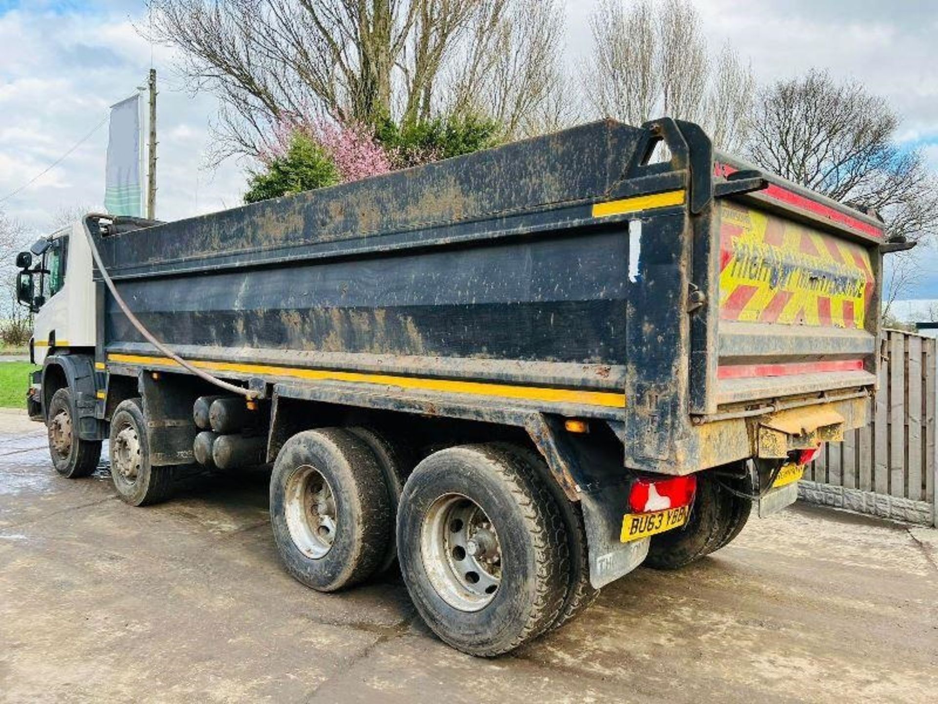 SCANIA P400 8X4 DOUBLE DRIVE TIPPER * YEAR 2013 * C/W EASY SHEET - Image 11 of 19