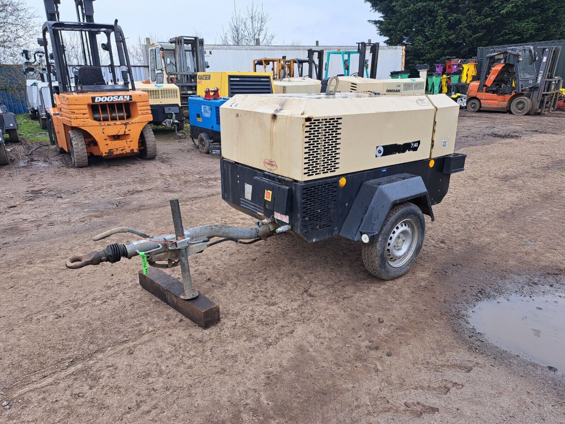 DOOSAN INGERSOLL RAND 7/41 DIESEL PORTABLE AIR COMPRESSOR LOW HOURS - Image 2 of 7