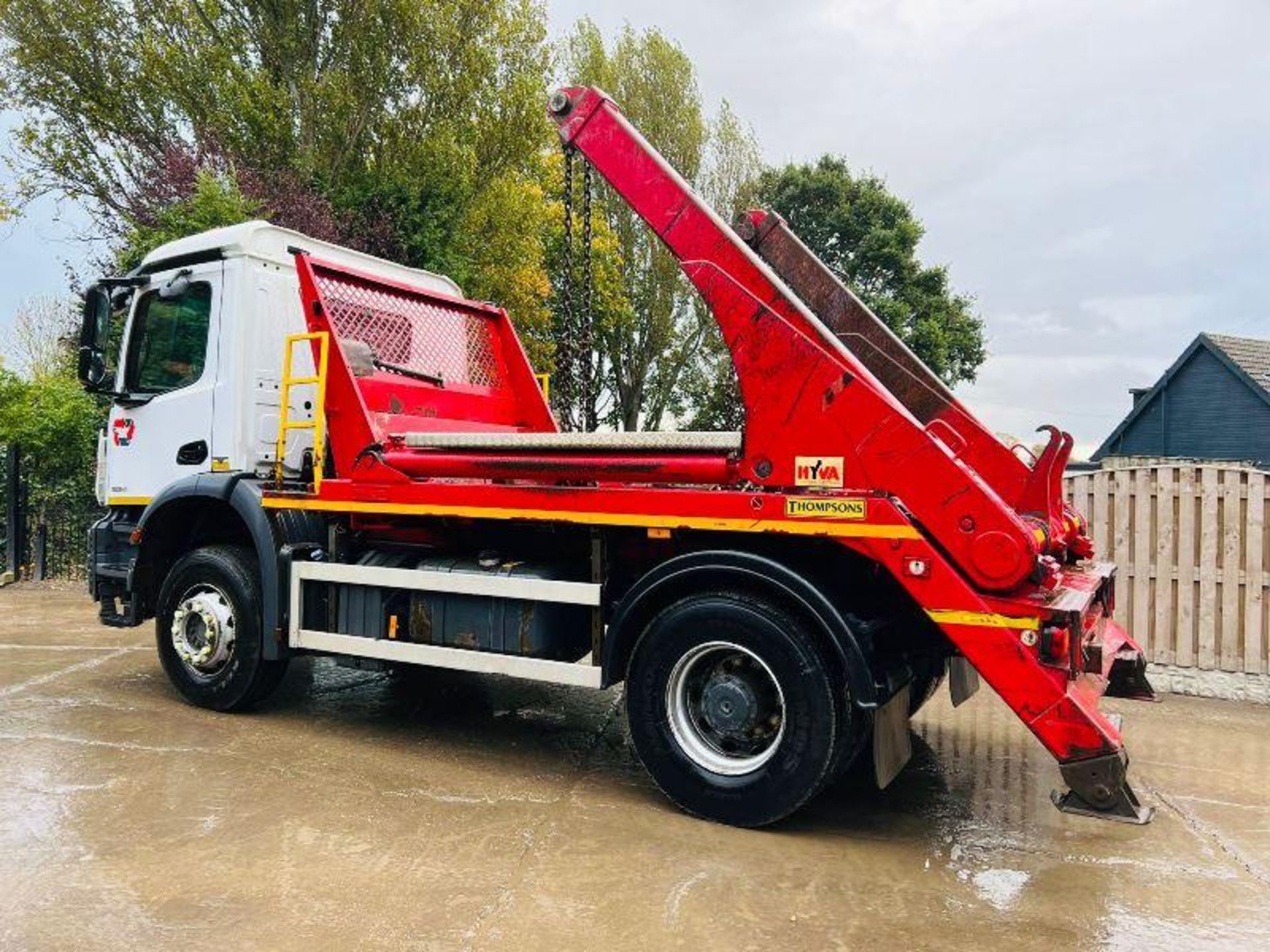 MERCEDES AROCS EURO 6 4X2 SKIP LORRY * YEAR 2016 * C/W HYVA LIFT & SUPPORT LEGS - Image 10 of 20