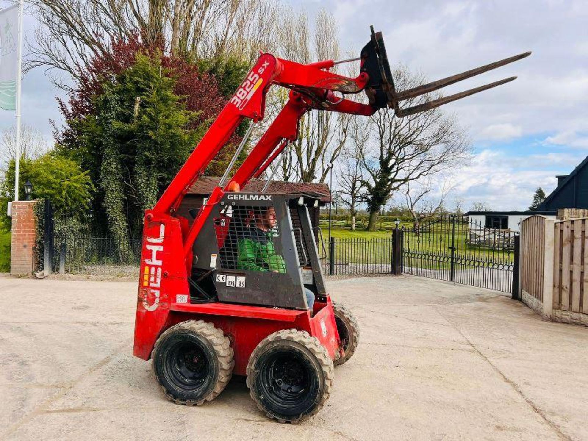 GEHL 3825SX 4WD SKIDSTEER C/W PALLET TINES & KUBOTA ENGINE