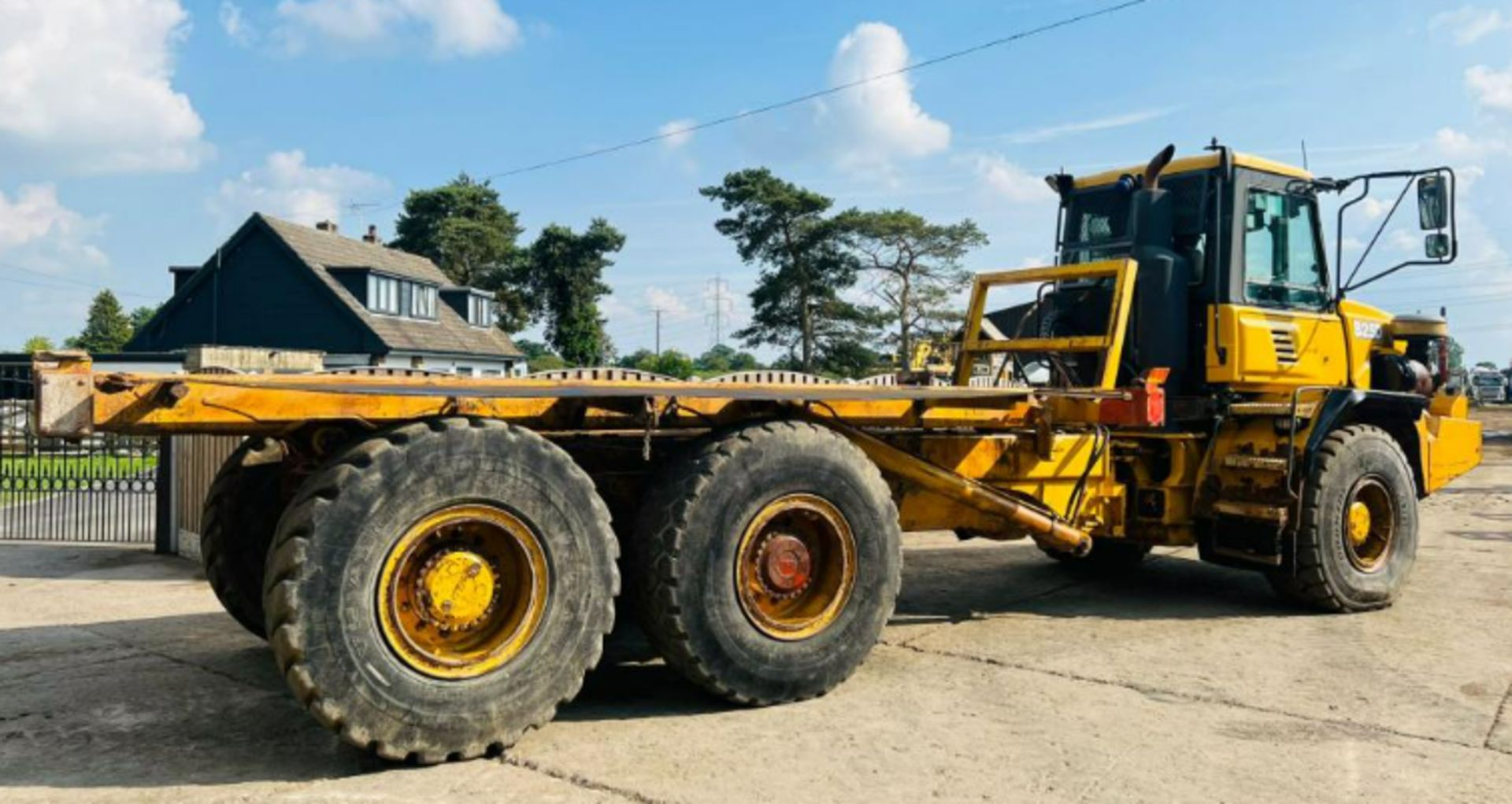 BELL B25D 6X6 ARTICULATED DUMP TRUCK C/W TWIST LOCK CONTAINER MOUNTS - Image 2 of 17