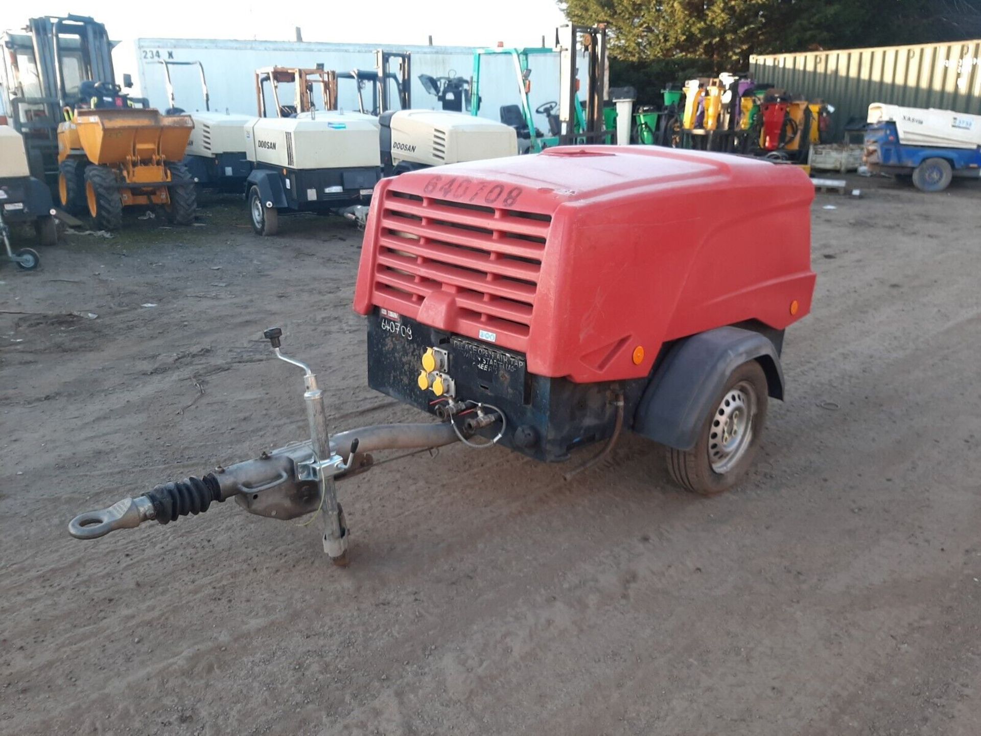 DOOSAN INGERSOLL RAND 7/31E DIESEL PORTABLE AIR COMPRESSOR WITH 110V GENERATOR - Image 2 of 8