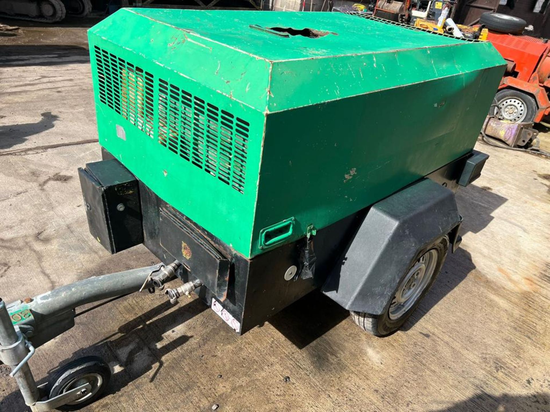 INGERSOLL RAND 7/31E TOWABLE COMPRESSOR - 110CFM - STARTS RUNS & PRODUCES AIR - Image 2 of 5