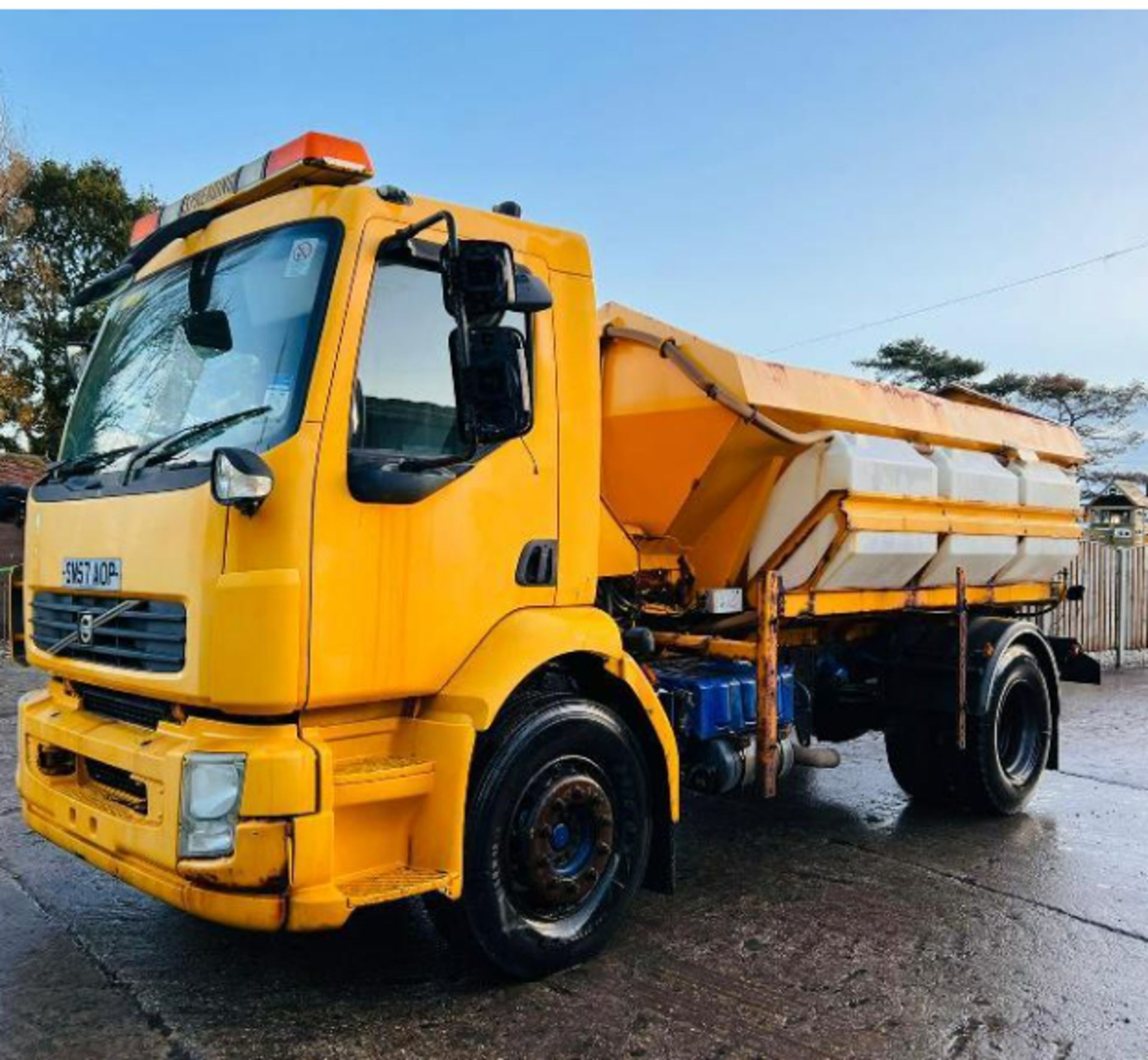 VOLVO FL240 4X2 SALT GRIT SPREADER LORRY C/W MANUAL GEAR BOX - Image 3 of 16