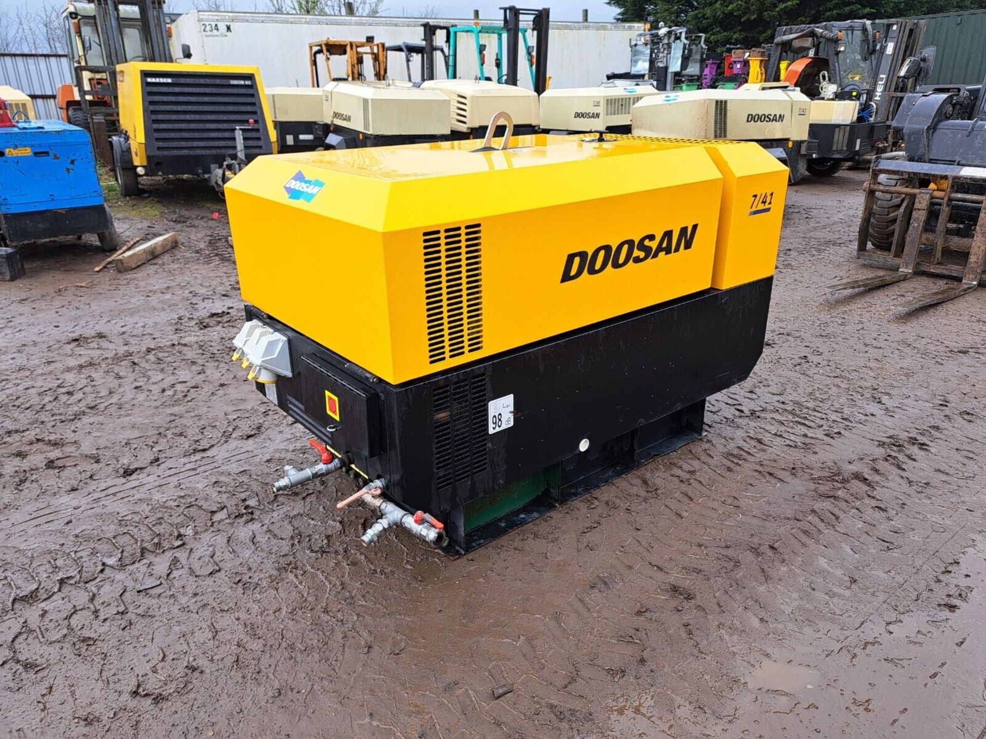 DOOSAN INGERSOLL RAND 7/41+ DIESEL AIR COMPRESSOR GENERATOR LOW HOURS - Image 2 of 8