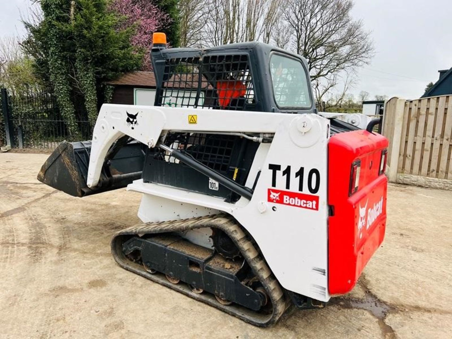 BOBCAT T110 TRACKED SKIDSTEER * YEAR 2018 * C/W BUCKET - Image 4 of 11