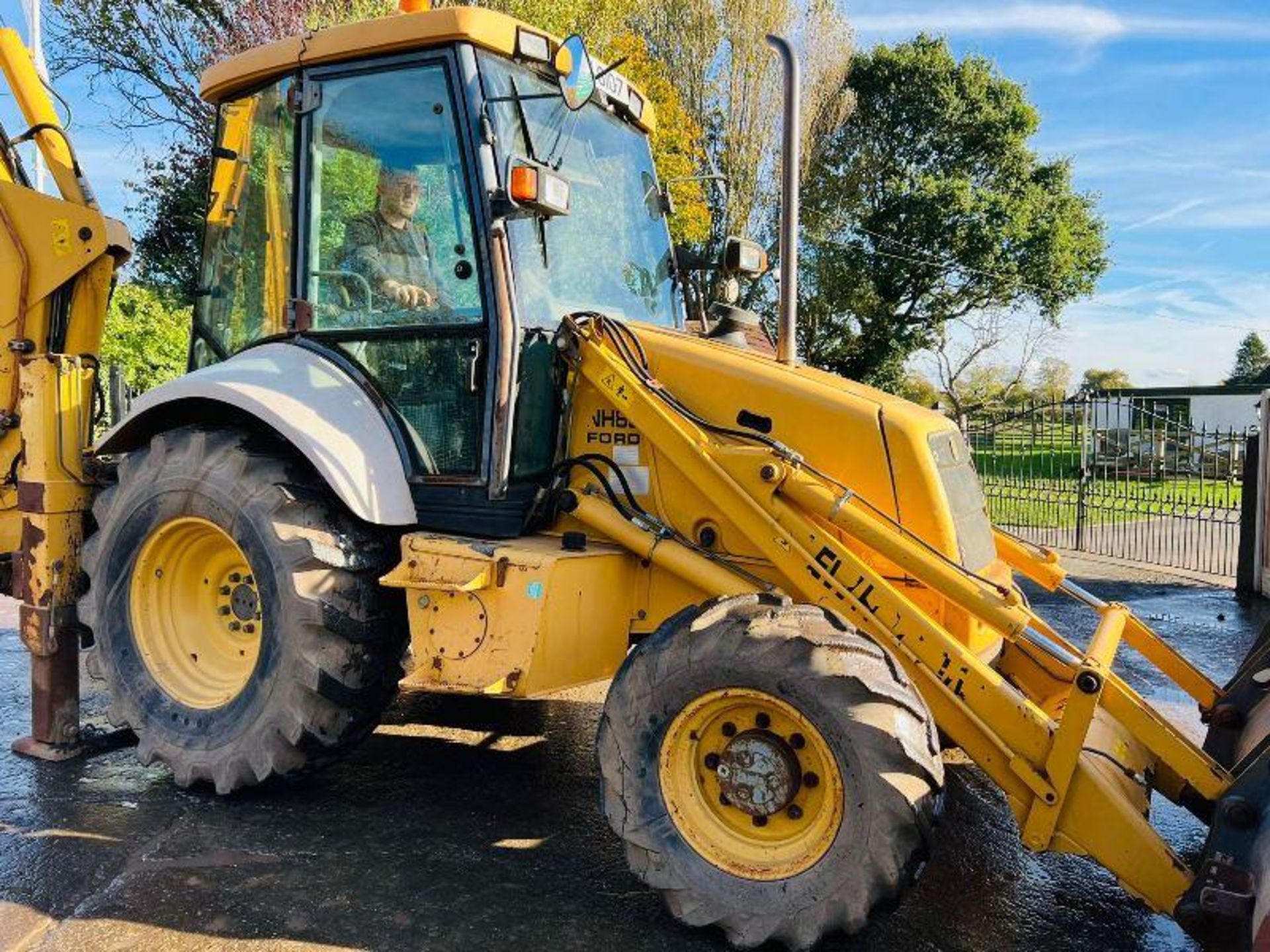 NEW HOLLAND NH85 4WD BACKHOE DIGGER C/W REAR QUICK HITCH & EXTENDING DIG. - Image 2 of 17