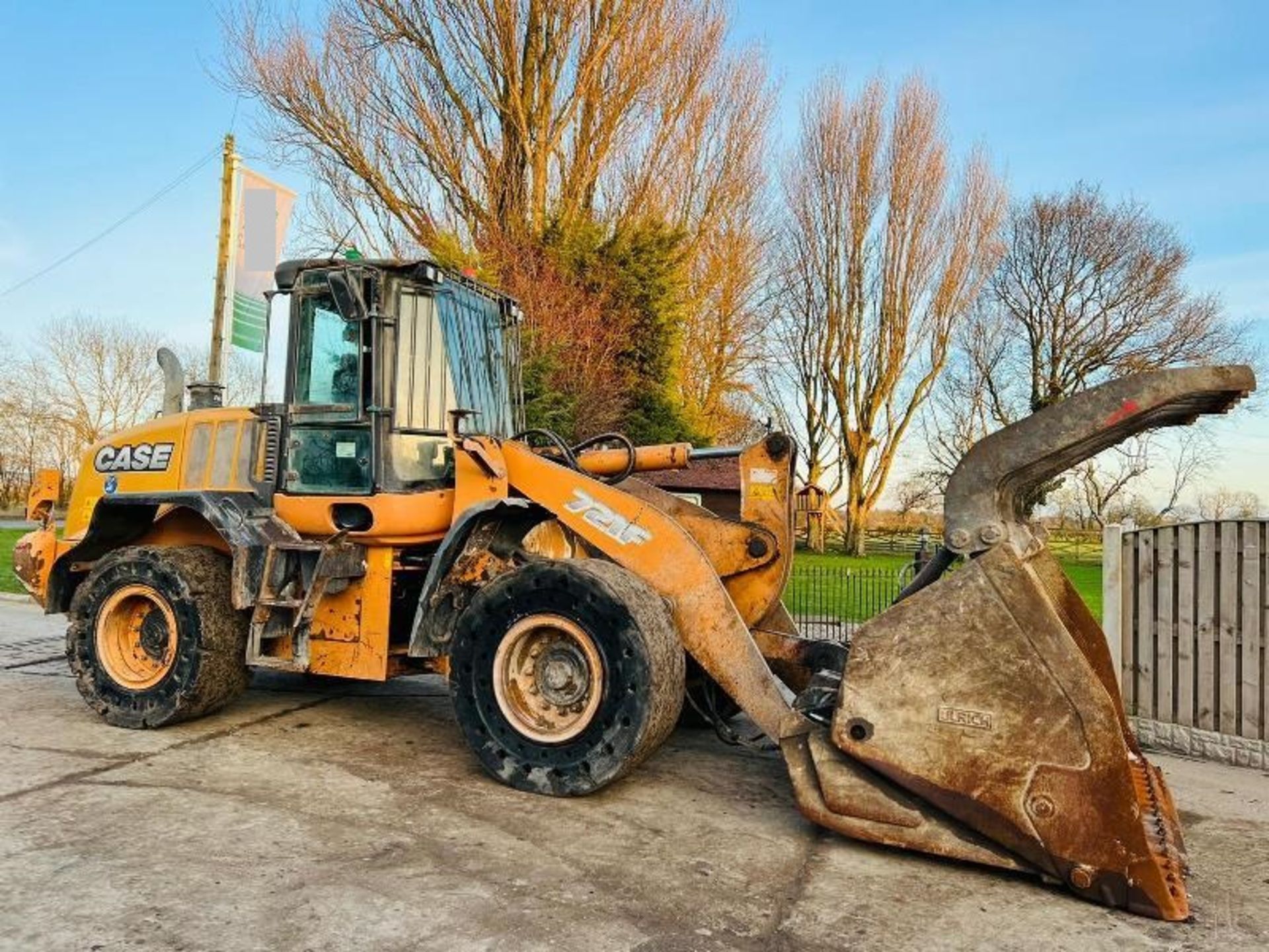 CASE 721F 4WD LOADING SHOVEL * YEAR 2015 * C/W TOE TIP GRAPPLE BUCKET - Image 15 of 18