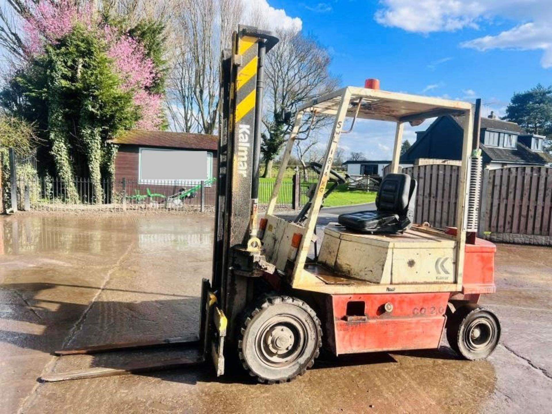 KALMAR CQ2.0 DIESEL FORKLIFT C/W PALLET TINES - Image 4 of 17