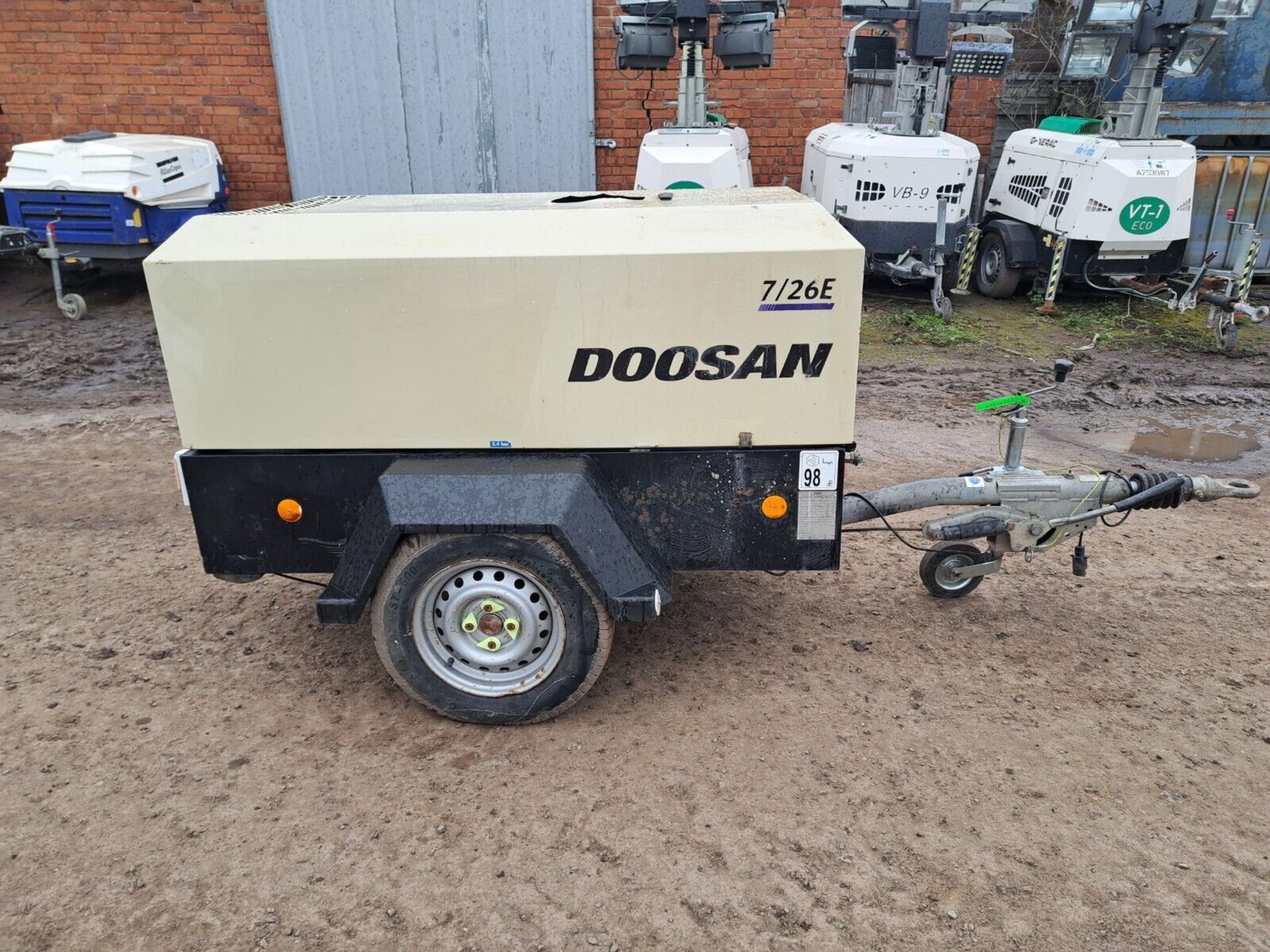 DOOSAN INGERSOLL RAND 7/26E DIESEL PORTABLE AIR COMPRESSOR & GENERATOR ONLY 815 - Image 4 of 8