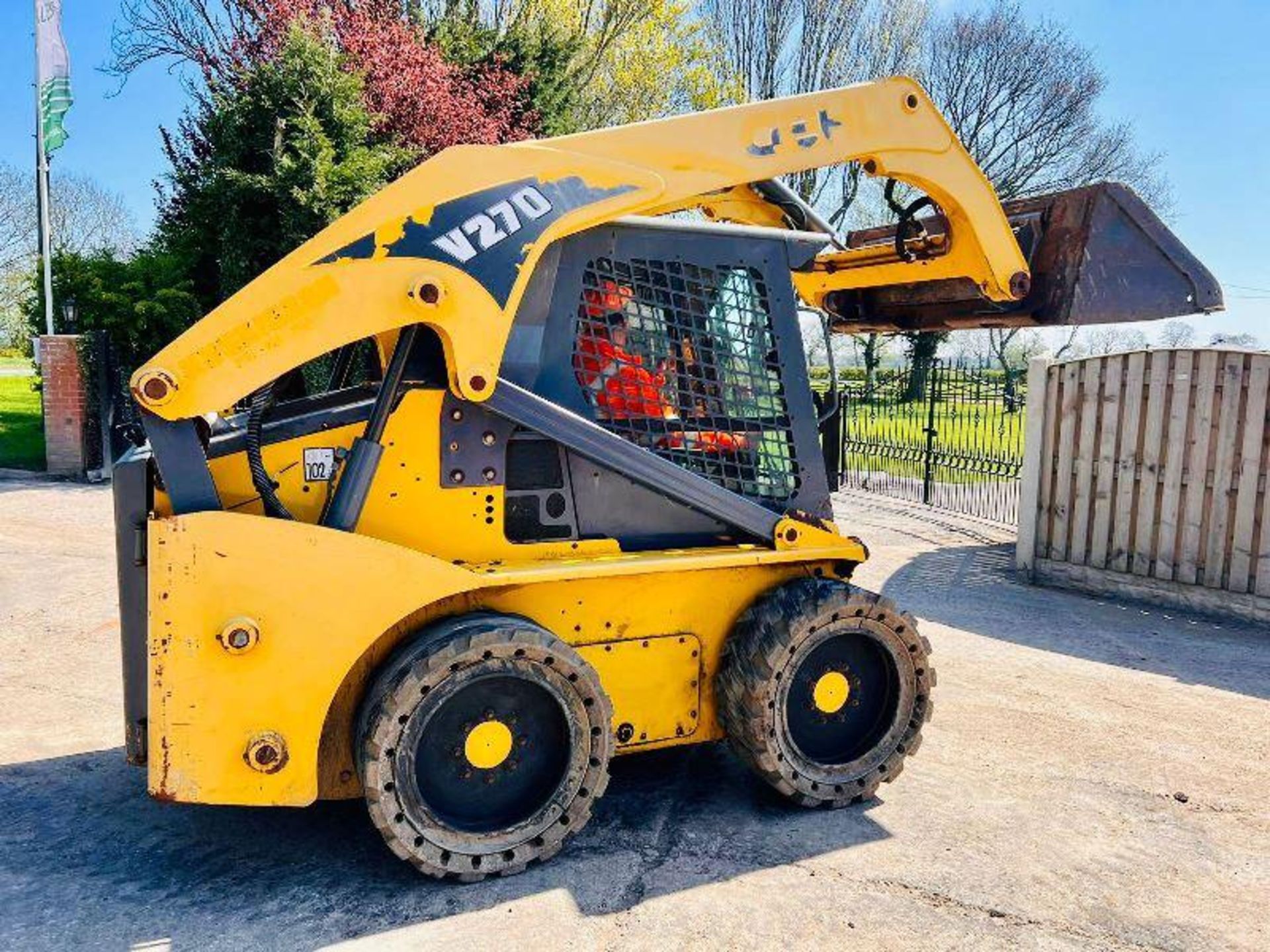 GEHL V270 4WD SKIDSTEER *HIGH LIFT , YEAR 2011* C/W REVERSE CAMERA - Image 17 of 21