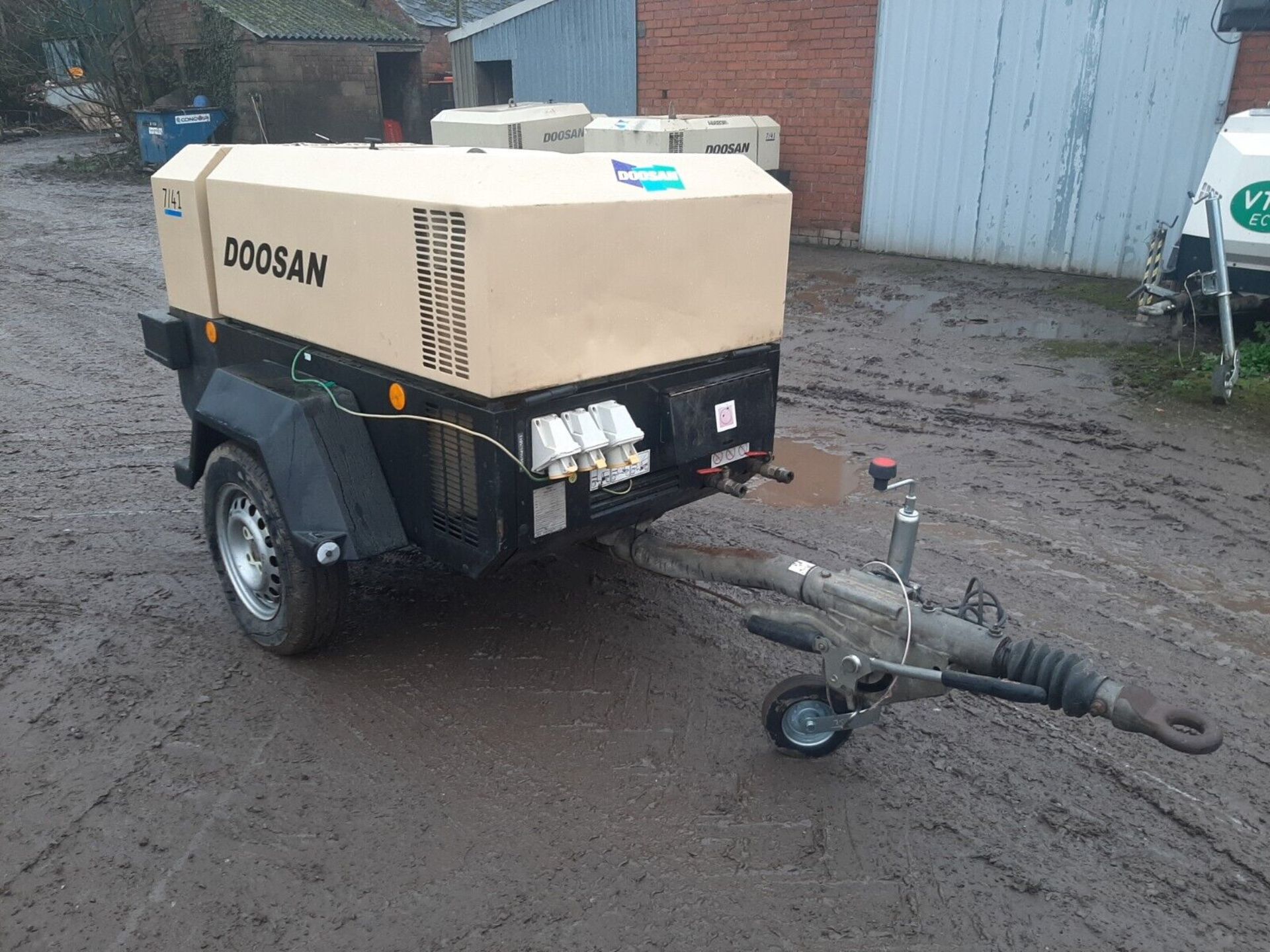 DOOSAN 7/41E DIESEL PORTABLE AIR COMPRESSOR GENERATOR - Image 3 of 8