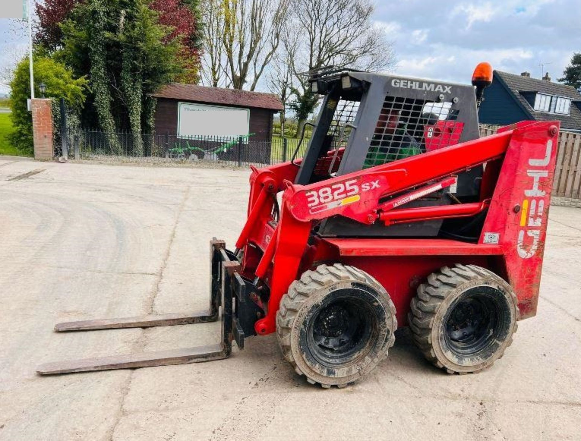 GEHL 3825SX 4WD SKIDSTEER C/W PALLET TINES & KUBOTA ENGINE - Image 9 of 15