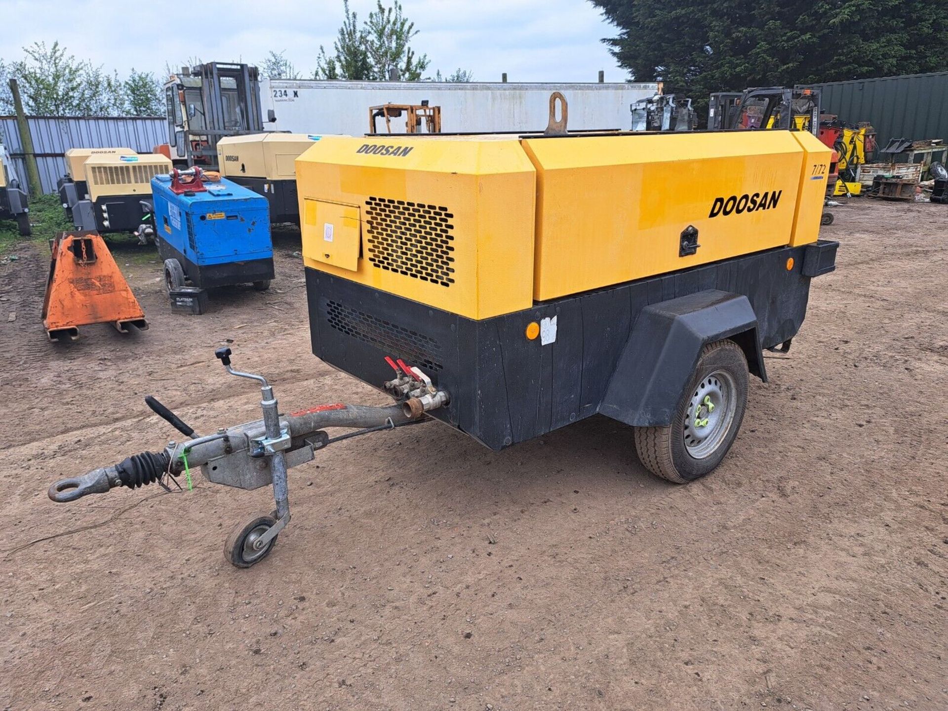 DOOSAN COMPRESSOR 7/72 PORTABLE COMPRESSOR 260CFM - Image 2 of 8