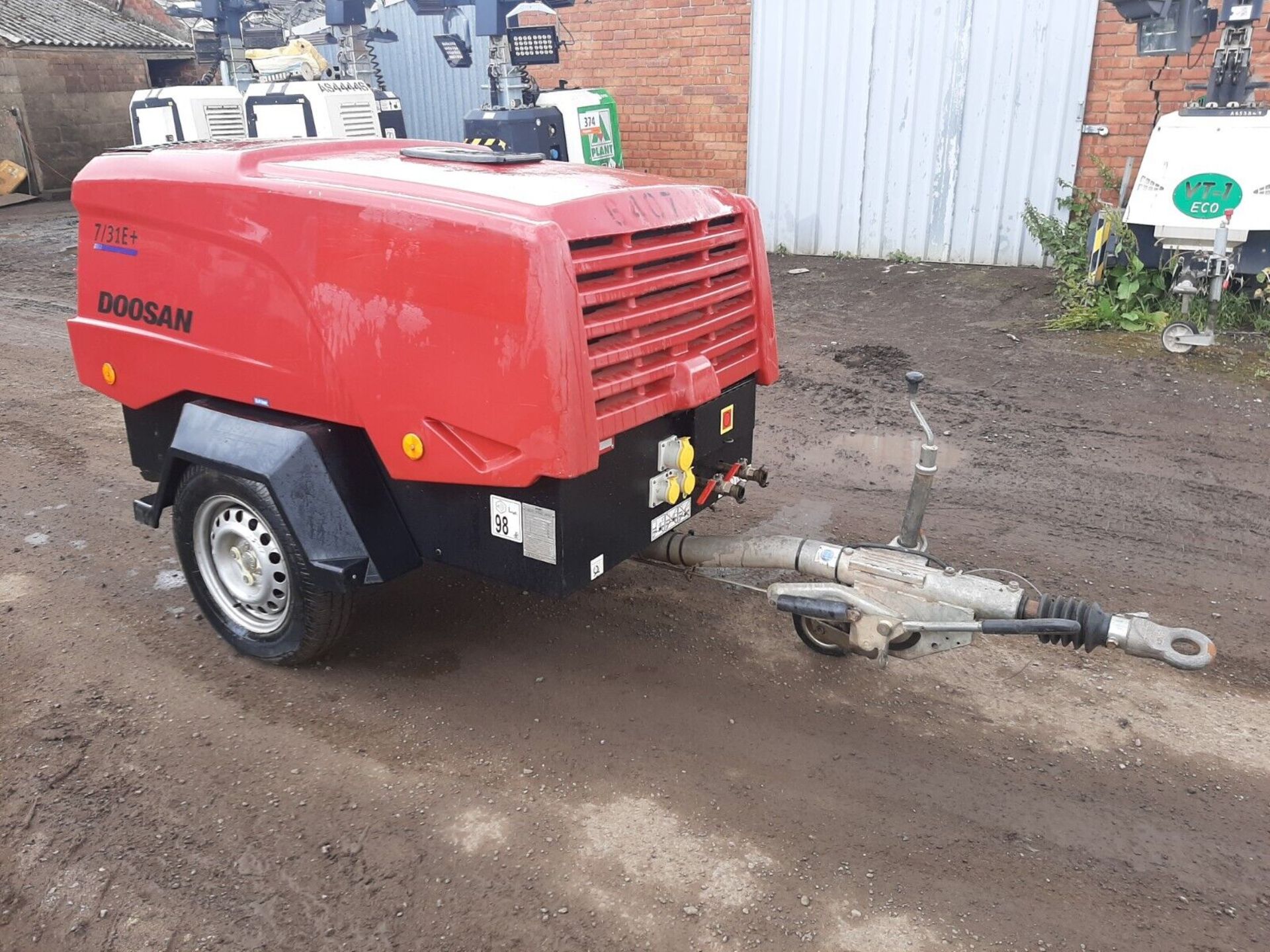 DOOSAN INGERSOLL RAND 7/31E DIESEL PORTABLE AIR COMPRESSOR WITH 110V GENERATOR - Image 3 of 7