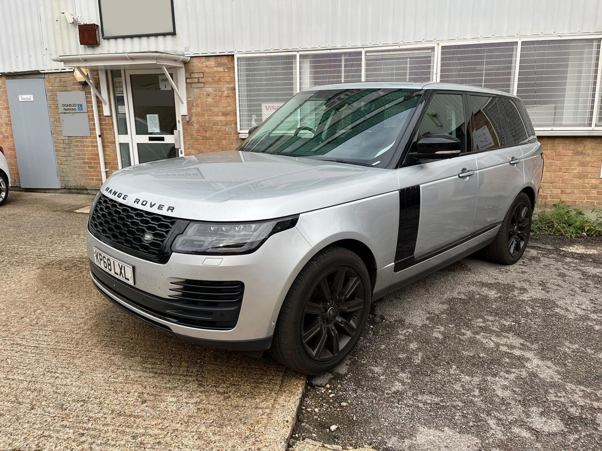 2018/68 LAND ROVER RANGE ROVER A-BIO SDV6 AUTO SUV ESTATE - 40,863 MILES - KP68 LXL - Image 2 of 17