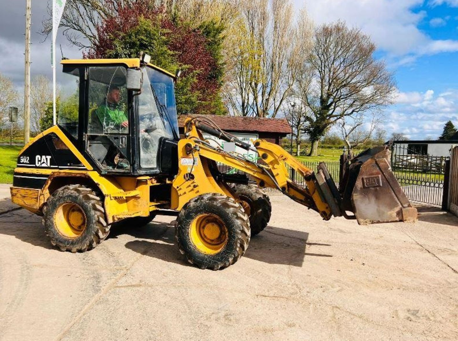 CATERPILLAR 902 4WD LOADING SHOVEL C/W BUCKET AND TINES - Image 8 of 16