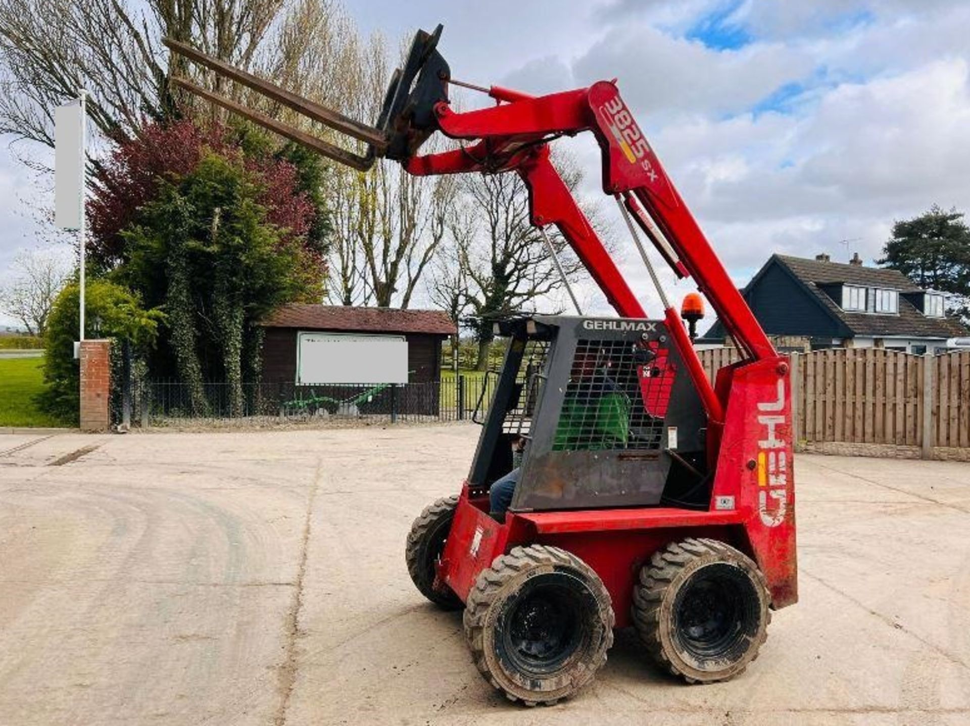 GEHL 3825SX 4WD SKIDSTEER C/W PALLET TINES & KUBOTA ENGINE - Image 14 of 15